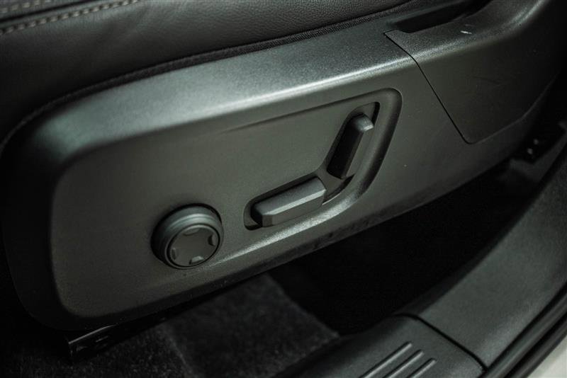 Used 2023 Volvo XC40 B4 Ultimate image 17