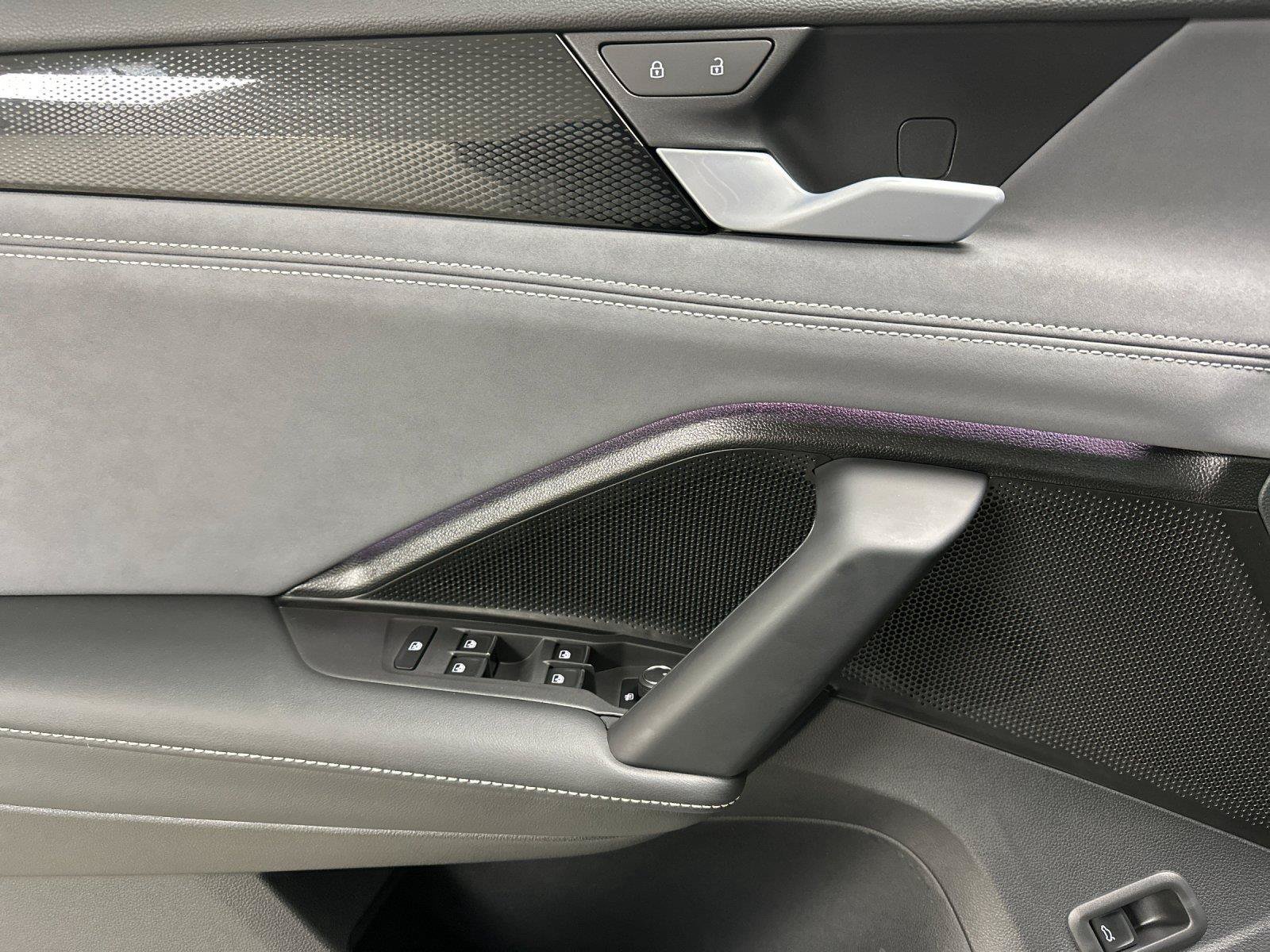 Used 2025 Volkswagen Tiguan SE w/ Panoramic Sunroof Package FWD image 10