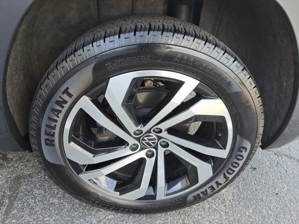 Used 2020 Volkswagen Atlas Cross Sport SEL R-Line AWD/4WD image 25