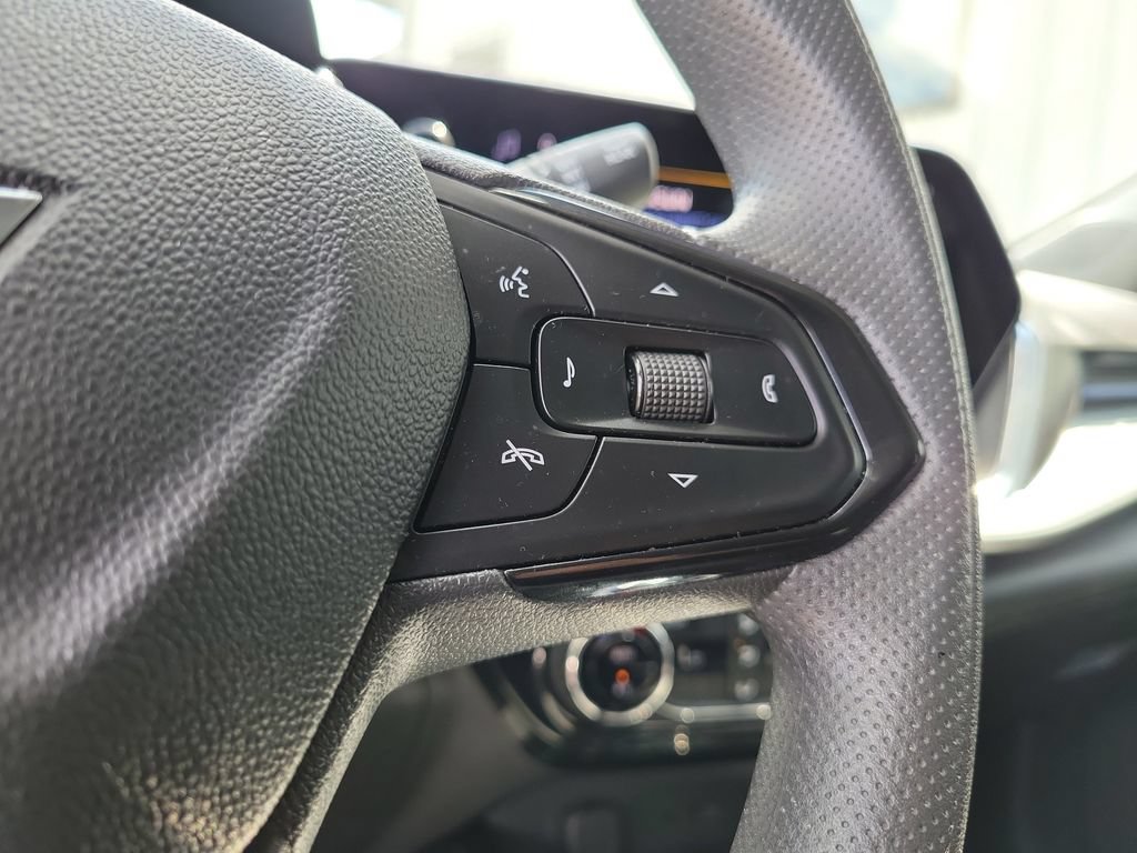 Used 2025 Chevrolet Trax LT FWD image 28