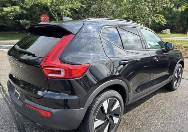 Used 2025 Volvo EX40 Core AWD/4WD image 4