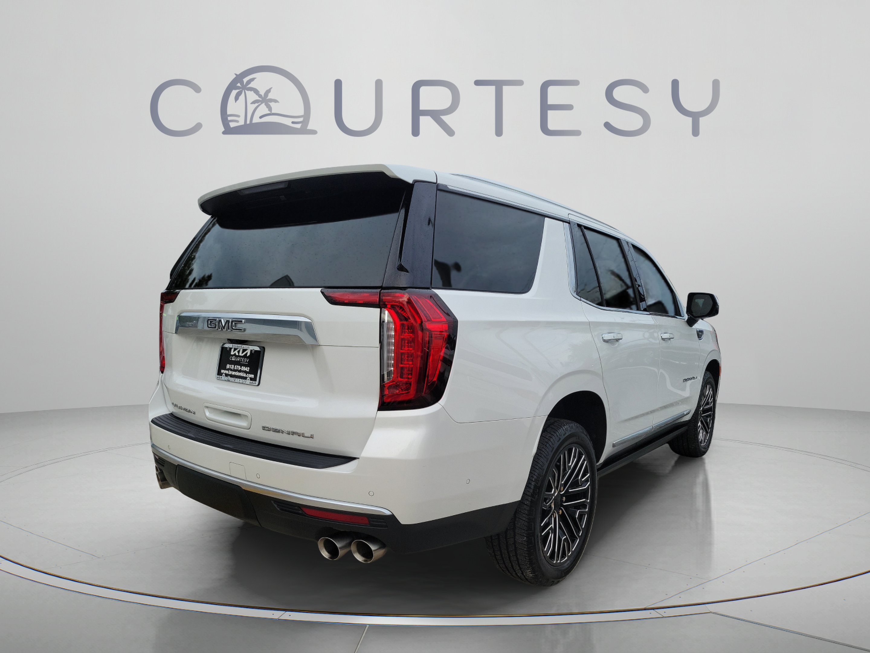 Used 2024 GMC Yukon Denali w/ Advanced Technology Package AWD/4WD image 3