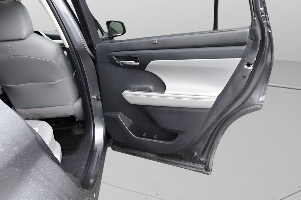 Used 2021 Toyota Highlander XLE image 16