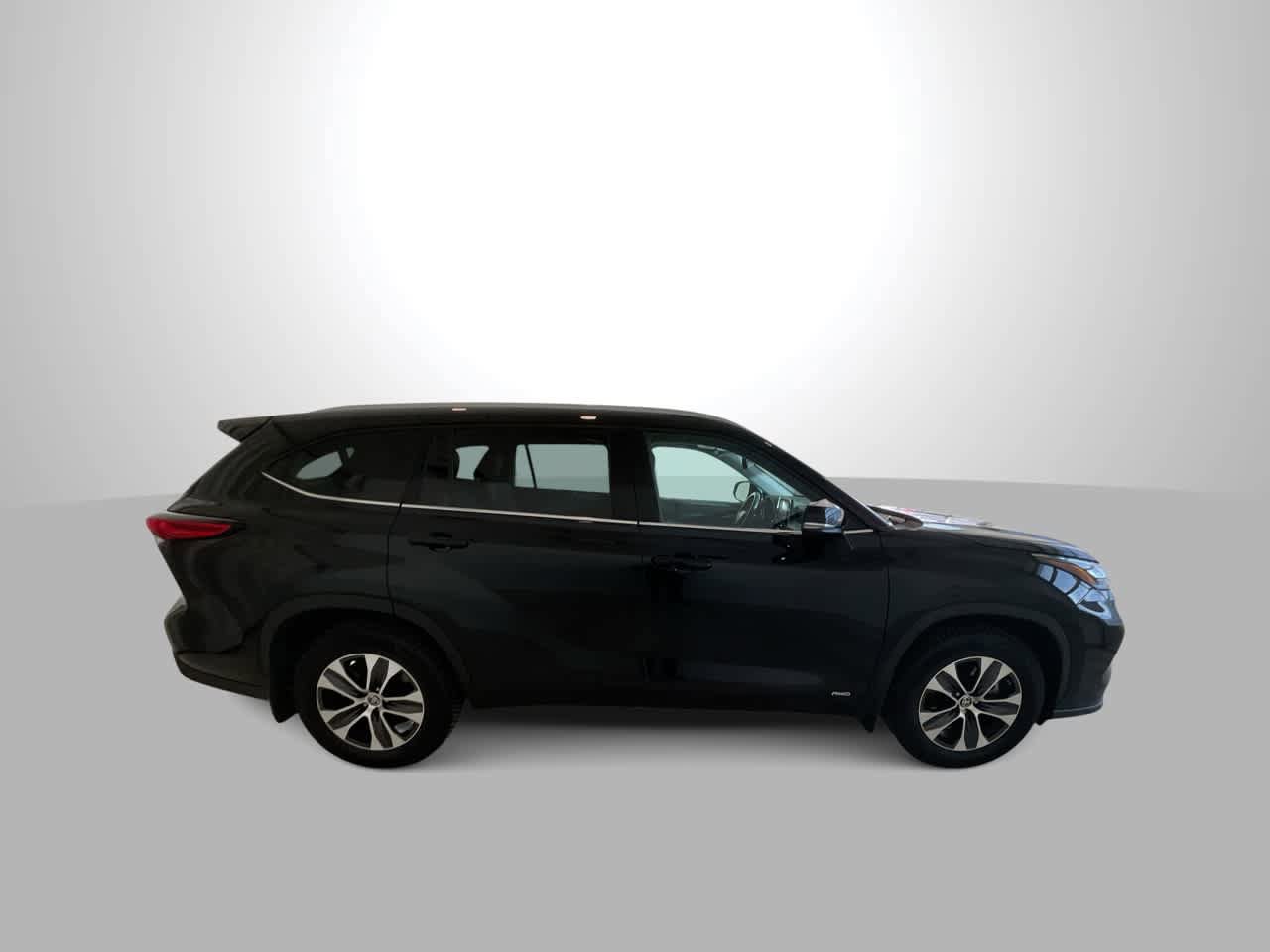 Used 2022 Toyota Highlander XLE AWD/4WD image 9