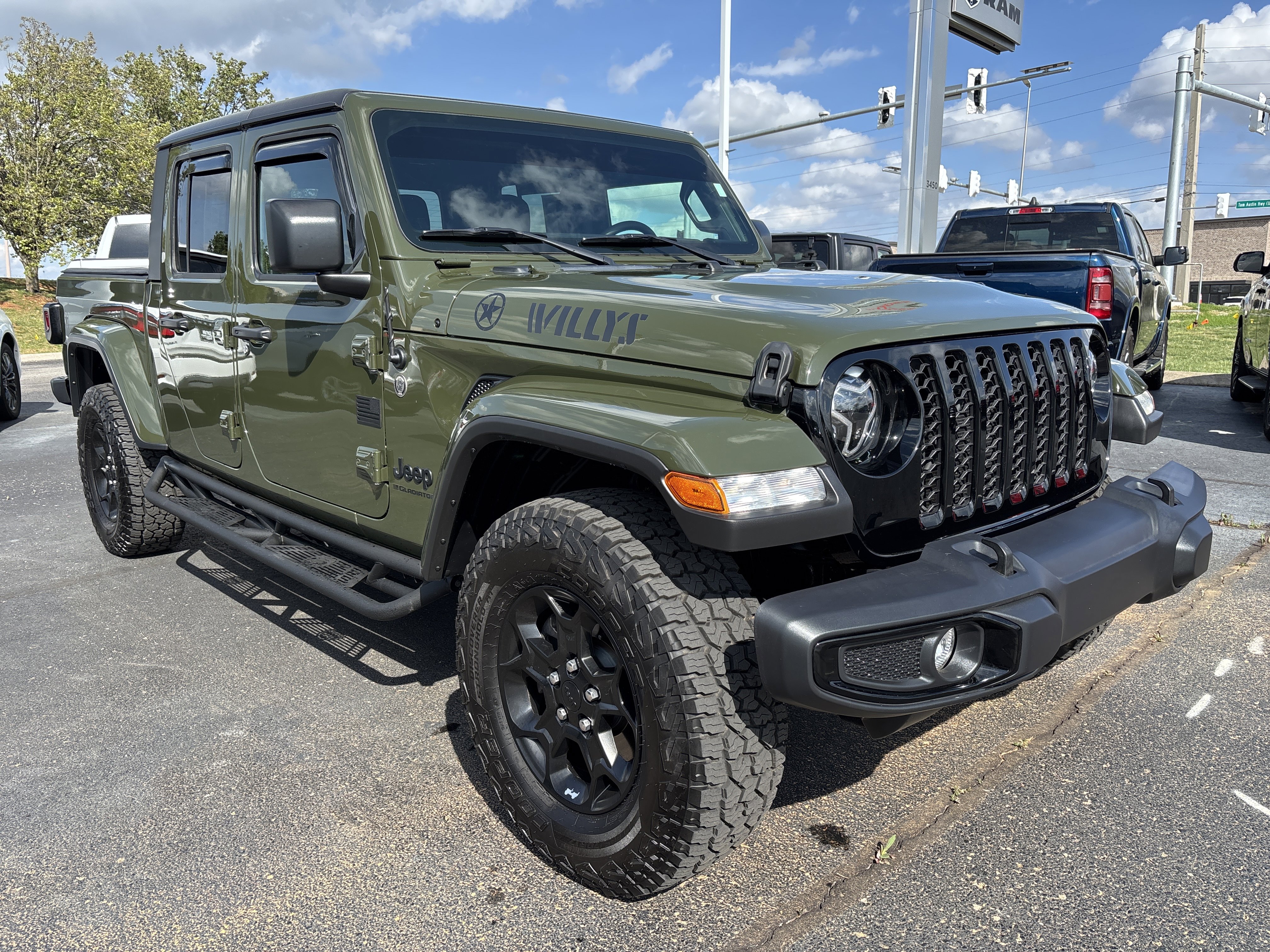 Used 2023 Jeep Gladiator Willys image 3