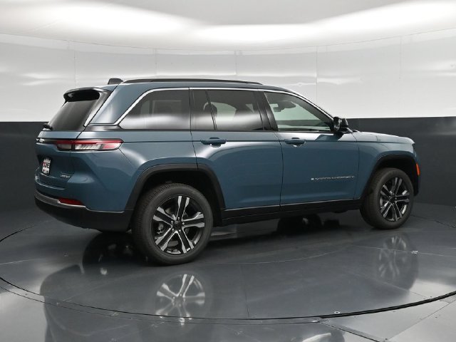 New 2027 Jeep Grand Cherokee Limited w/ Trailer Tow Package AWD/4WD image 2