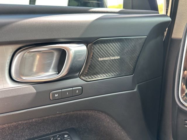 Used 2020 Volvo XC40 T5 Momentum w/ Protection Package Premier image 31