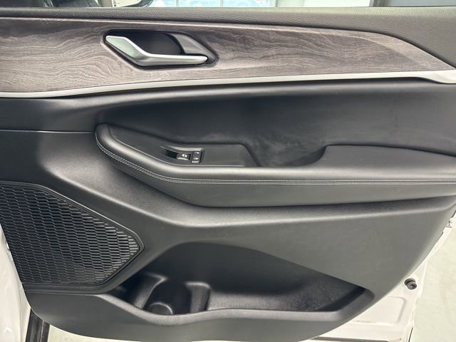 Used 2023 Jeep Grand Cherokee Limited image 27