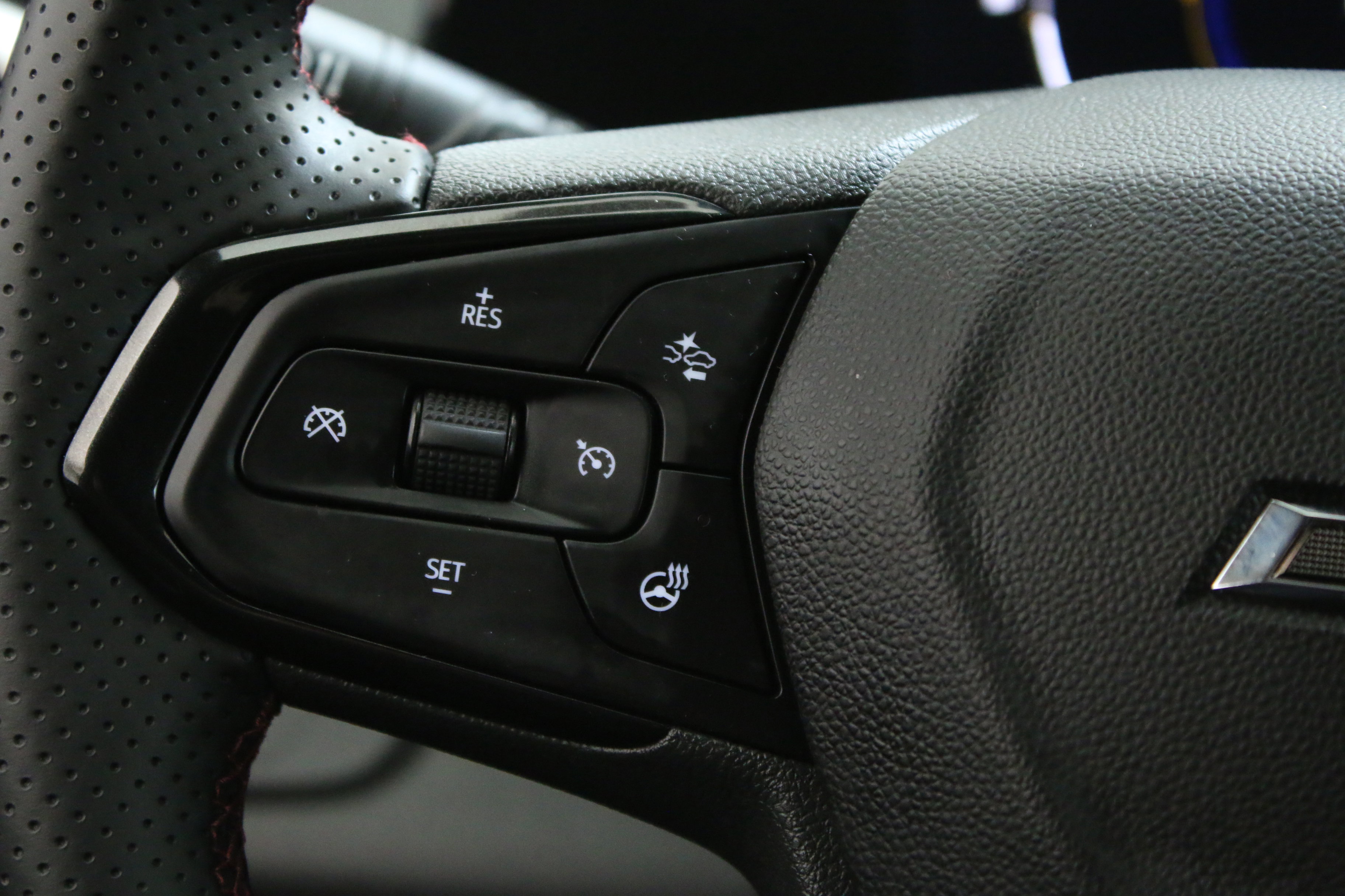 Used 2024 Chevrolet Trax RS w/ Sunroof Package image 13