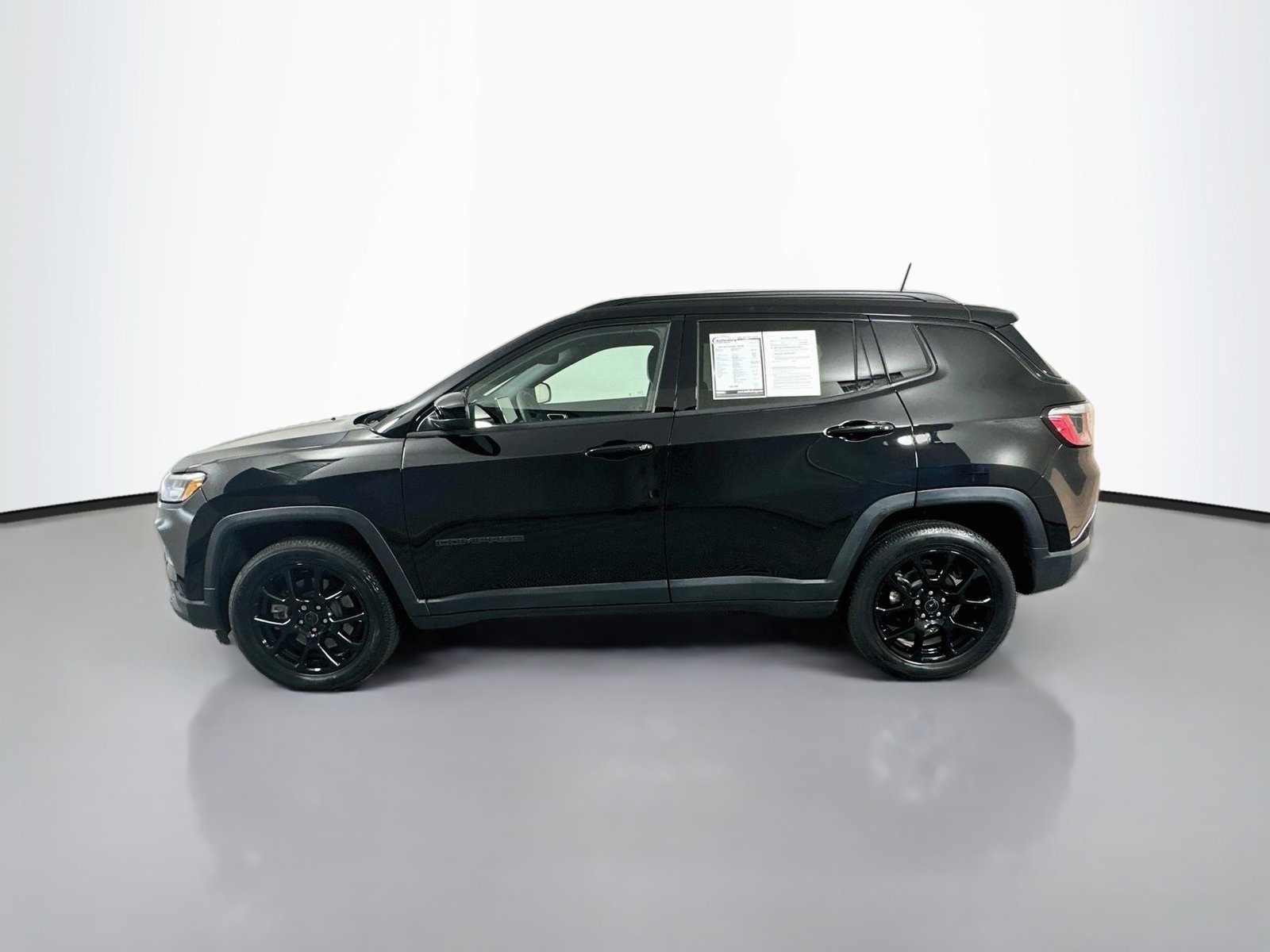 Used 2025 Jeep Compass Latitude w/ Altitude Special Edition AWD/4WD image 4