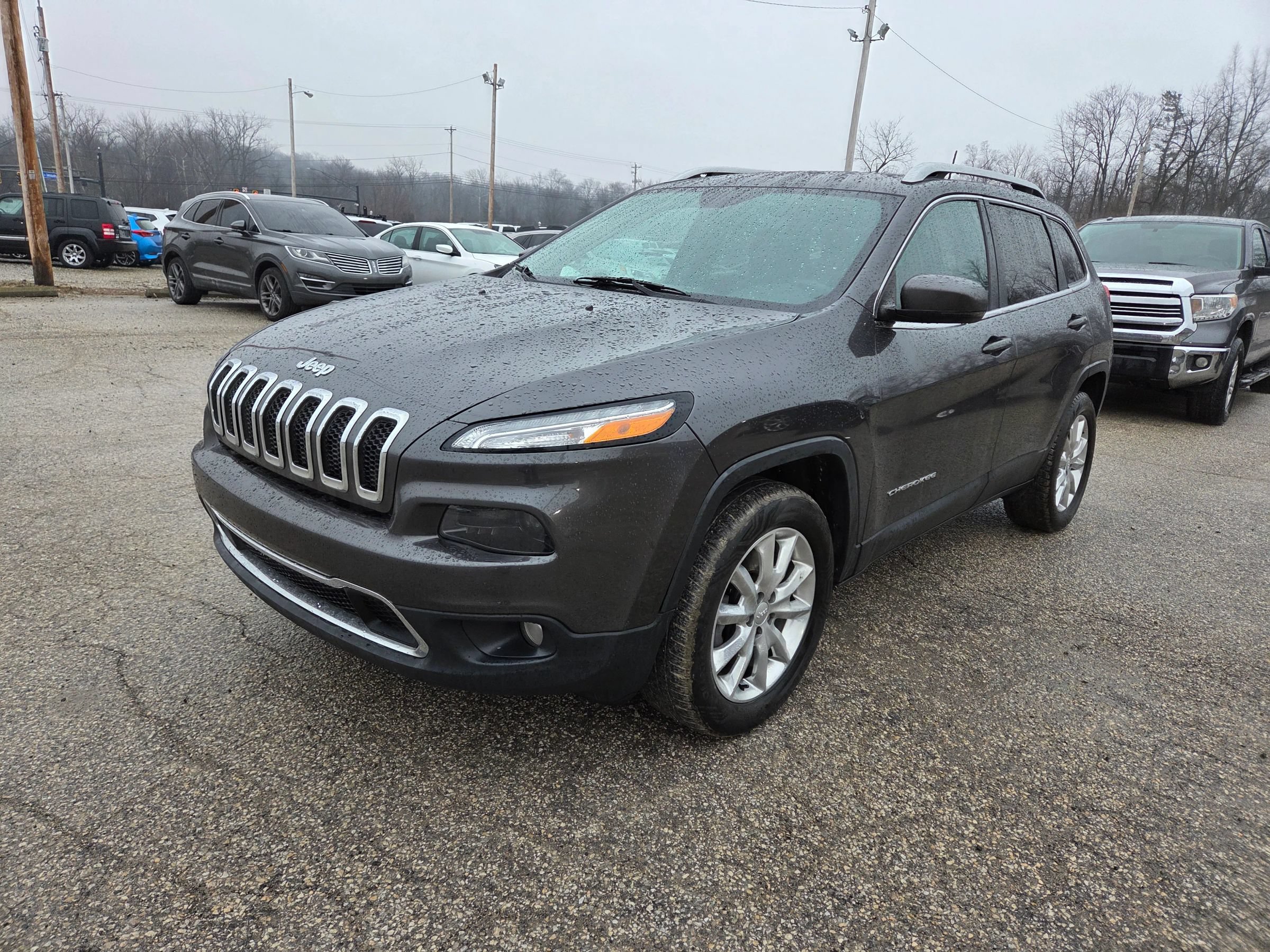 Used 2017 Jeep Cherokee Limited AWD/4WD image 2