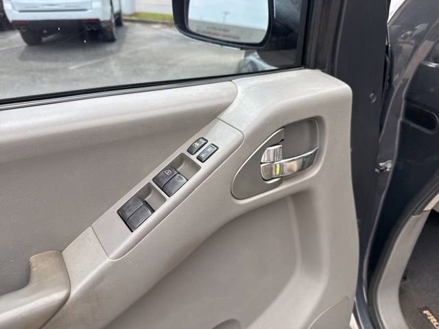 Used 2013 Nissan Frontier SV w/ SV Value Truck Pkg AWD/4WD image 26
