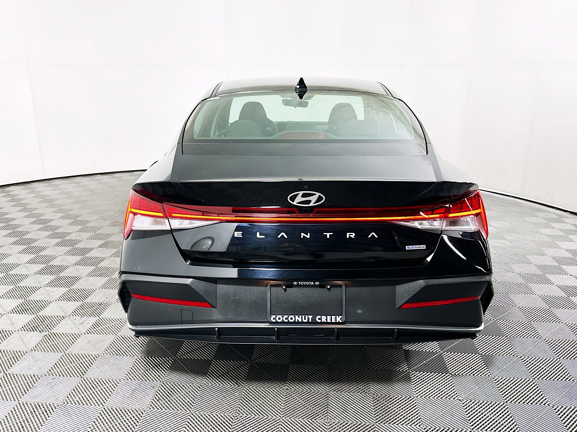 Used 2024 Hyundai Elantra Blue FWD image 4