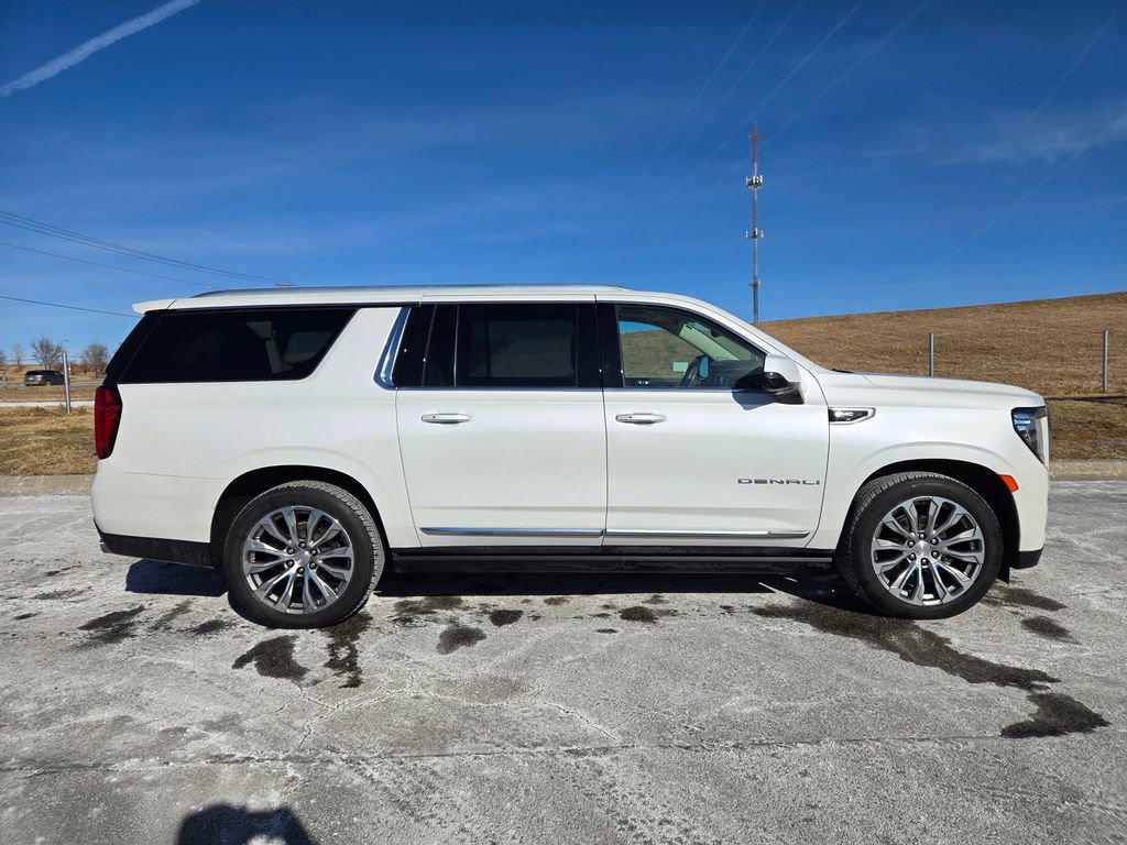Used 2022 GMC Yukon XL Denali w/ Denali Premium Package image 2