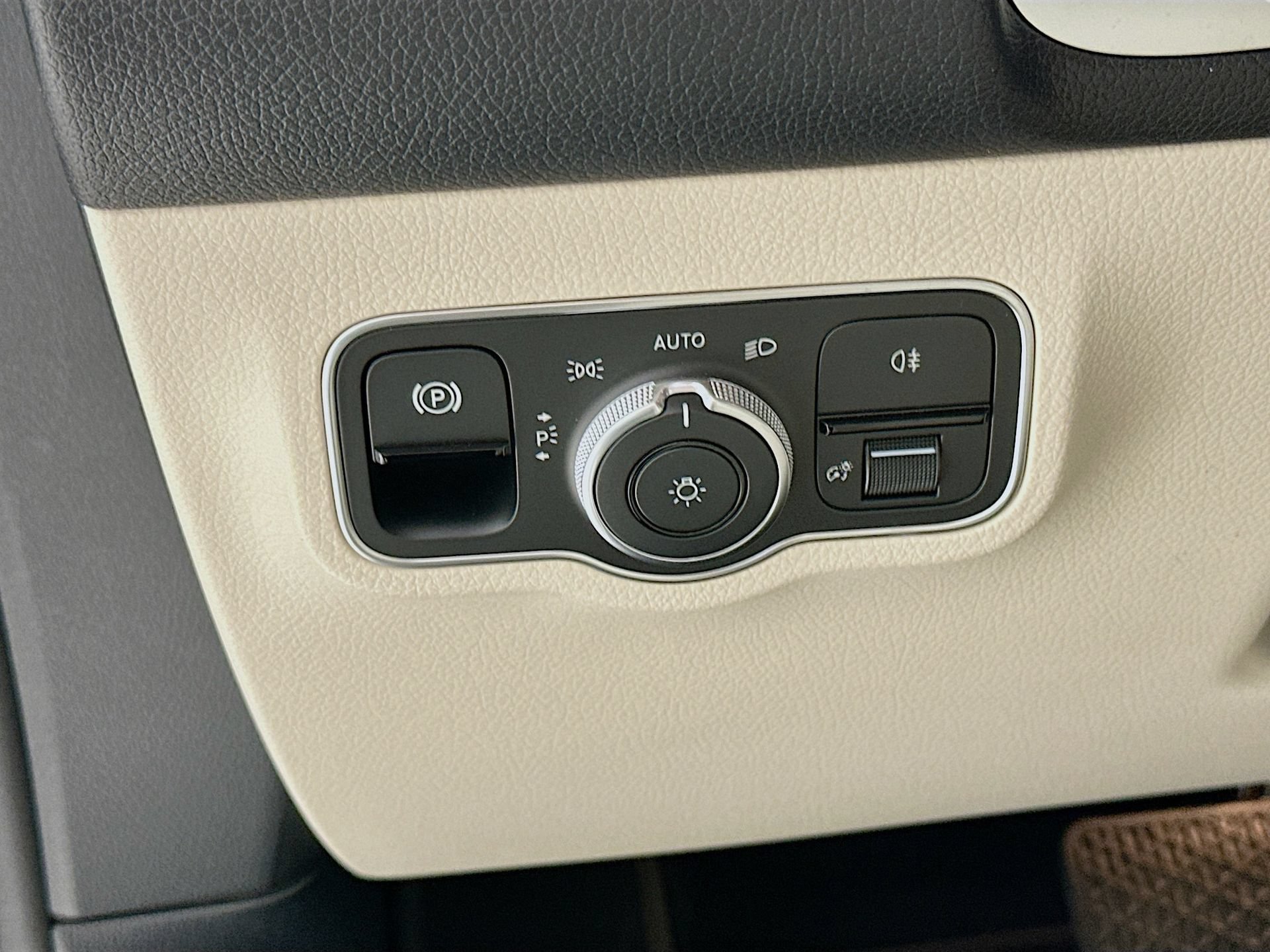 Used 2025 Mercedes-Benz EQB 250+ image 11