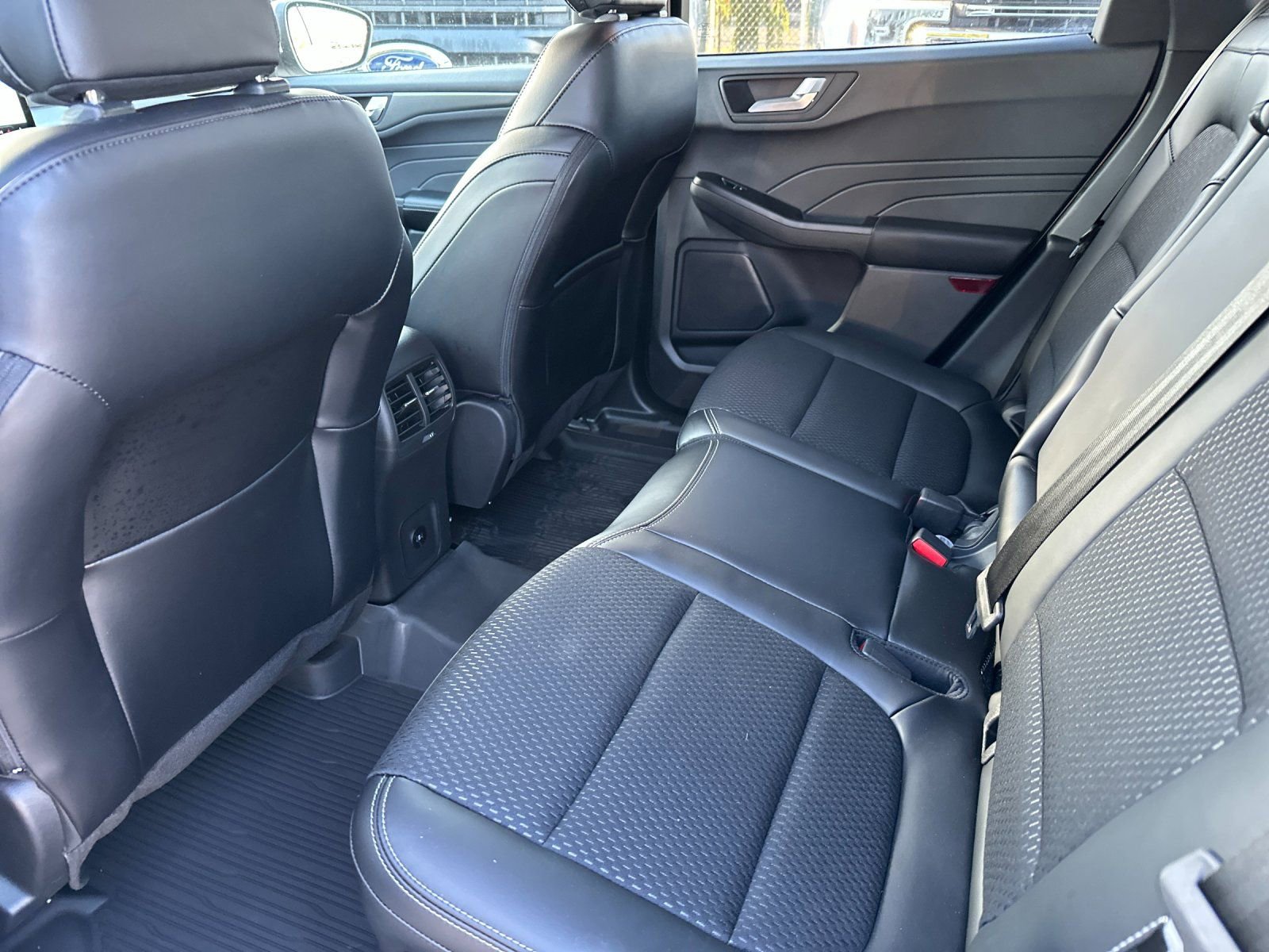 Used 2024 Ford Escape SE image 12