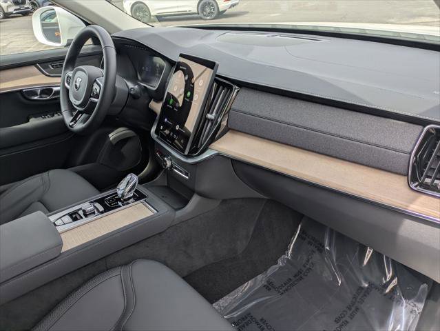 Used 2025 Volvo XC90 B6 Plus image 27