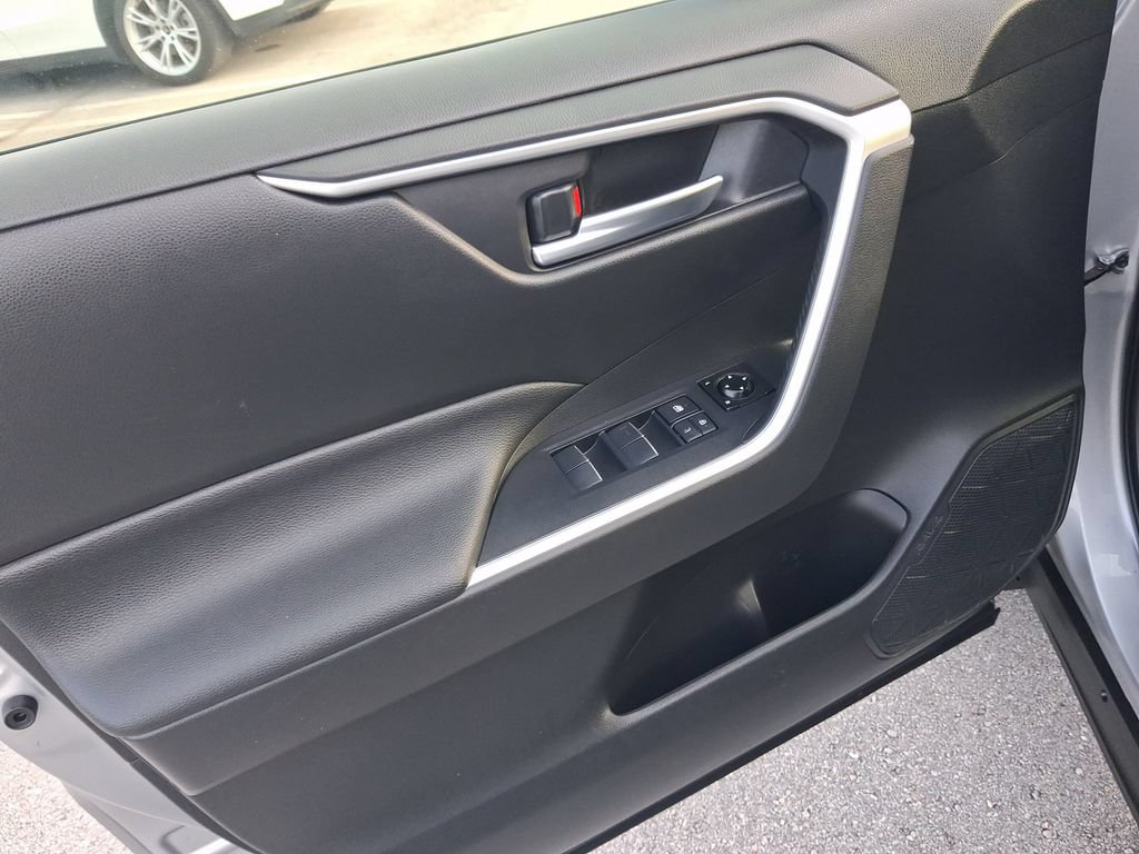Used 2020 Toyota RAV4 XLE Premium FWD image 15