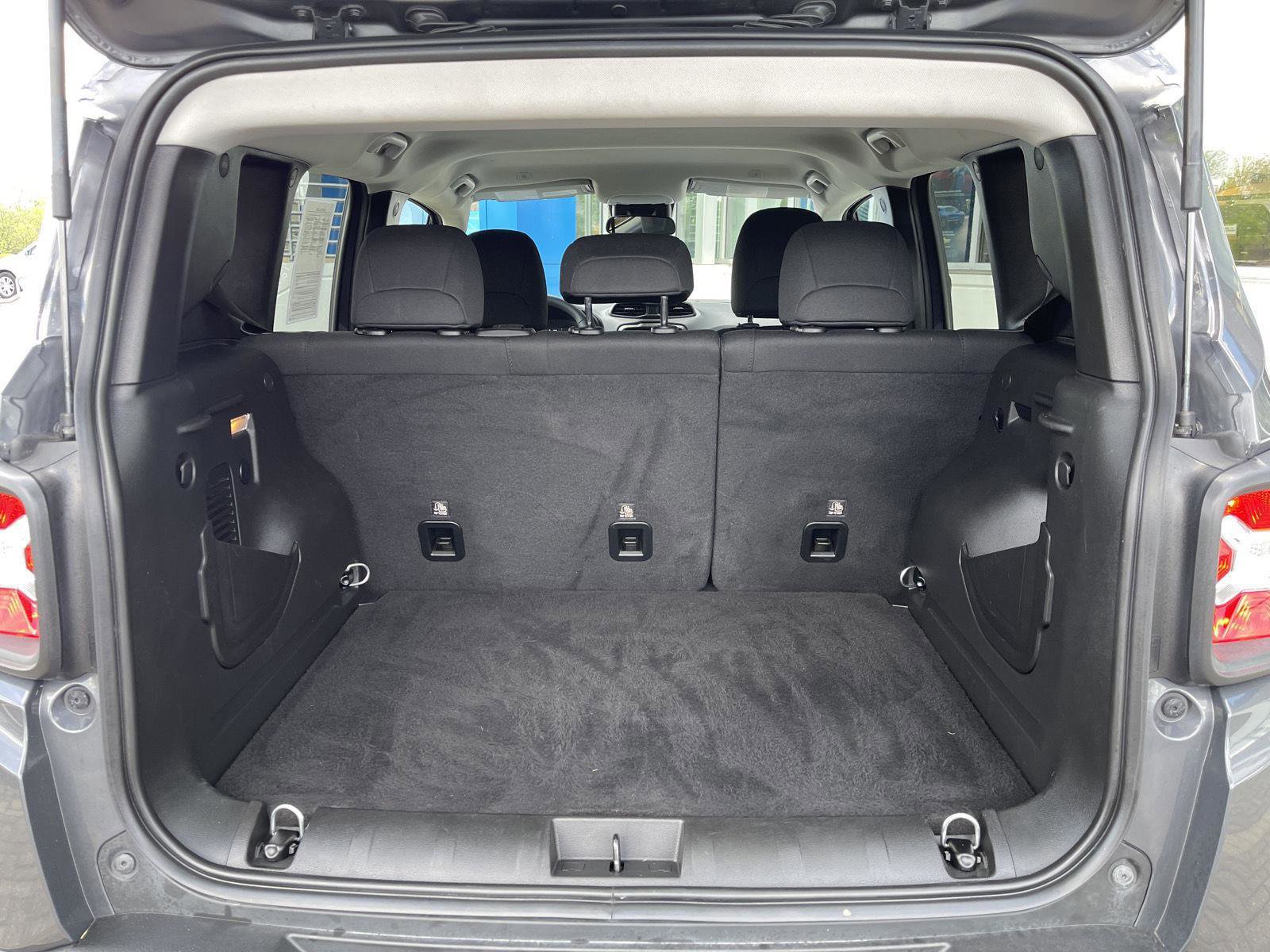 Used 2023 Jeep Renegade Latitude AWD/4WD image 32