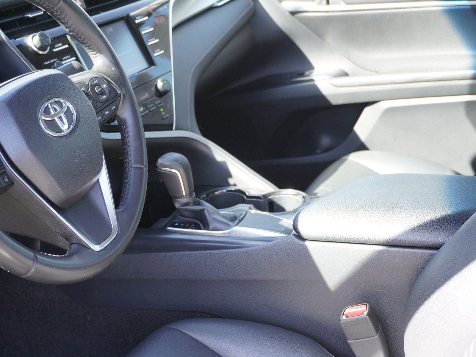 Used 2018 Toyota Camry SE FWD image 18