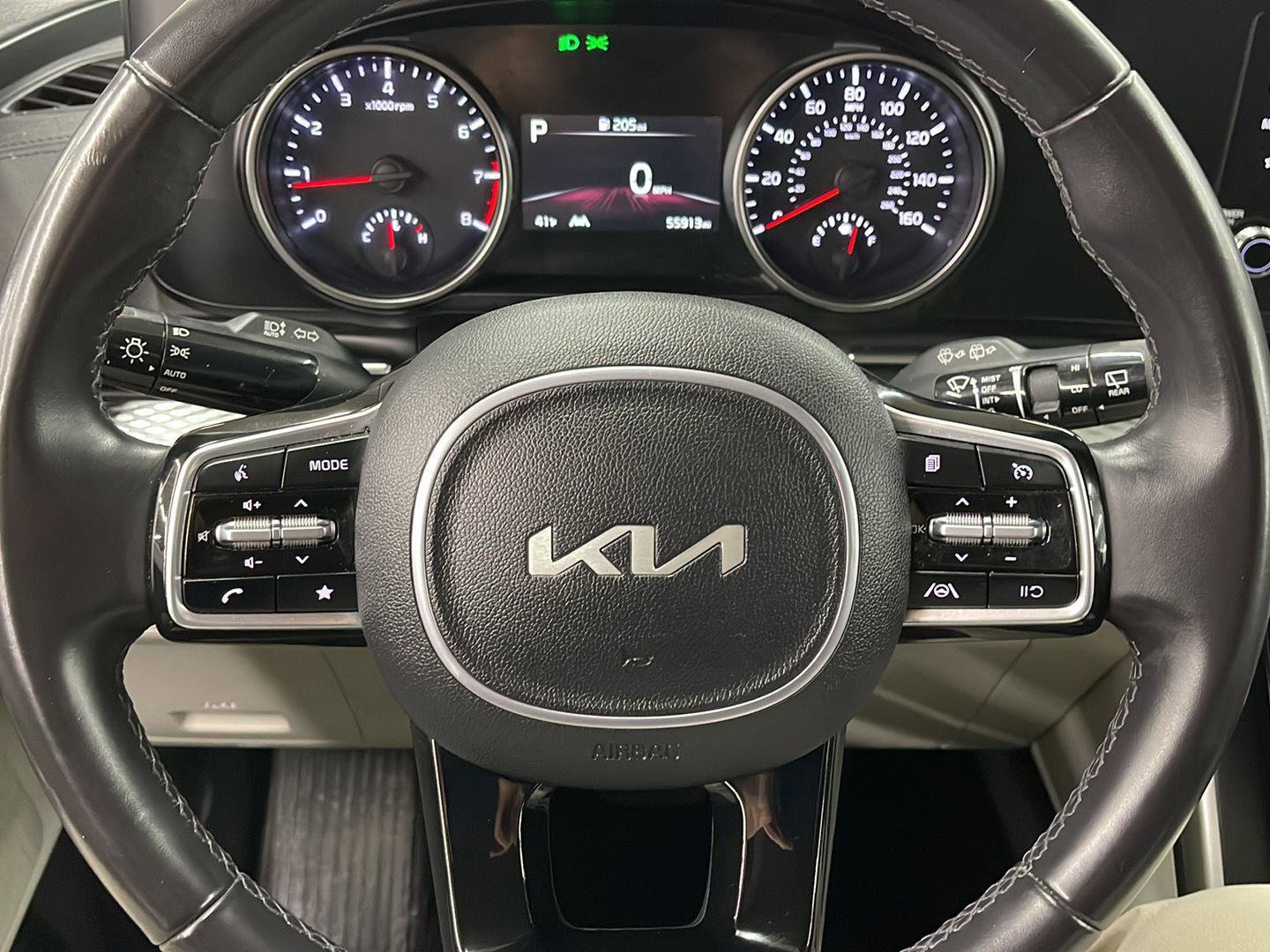 Used 2024 Kia Carnival LX FWD image 7