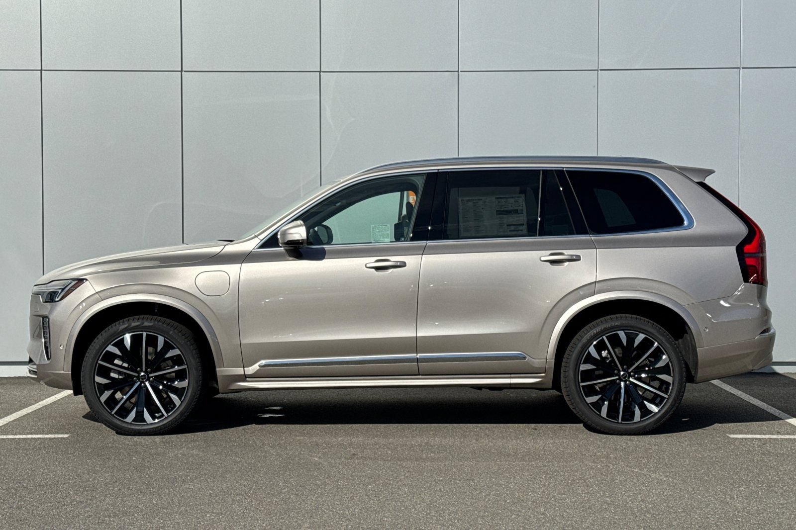 Used 2026 Volvo XC90 T8 Plus w/ Protection Package Premier AWD/4WD image 2