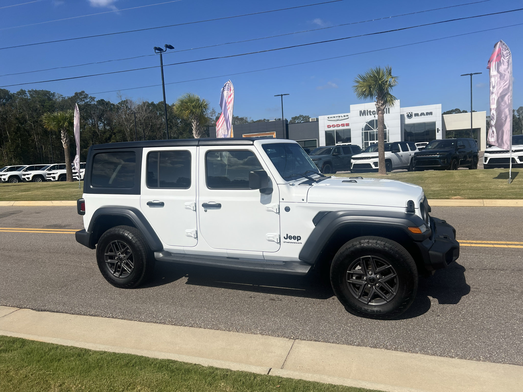 Used 2025 Jeep Wrangler Unlimited Sport AWD/4WD image 3