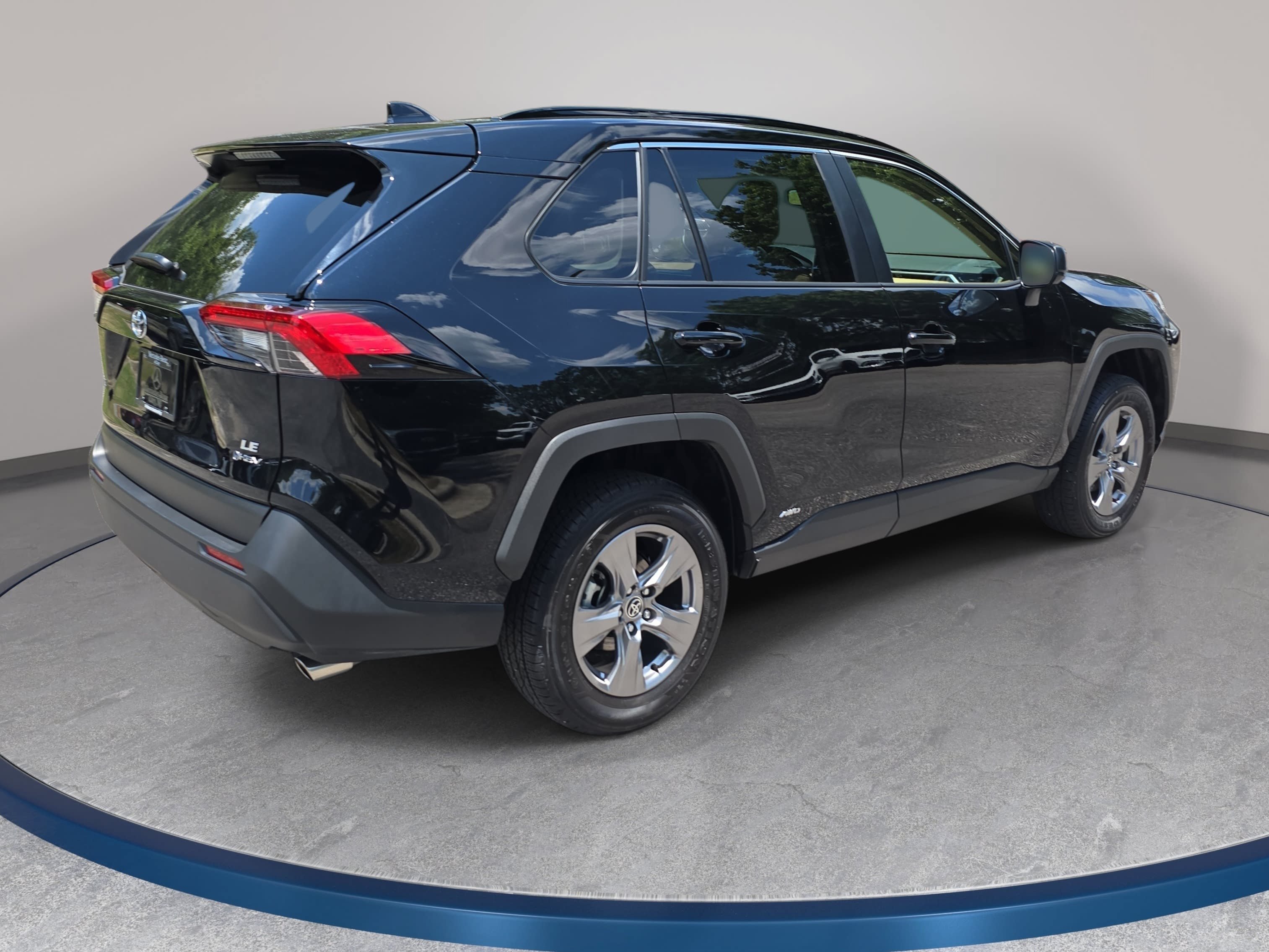 Used 2025 Toyota RAV4 LE AWD/4WD image 5