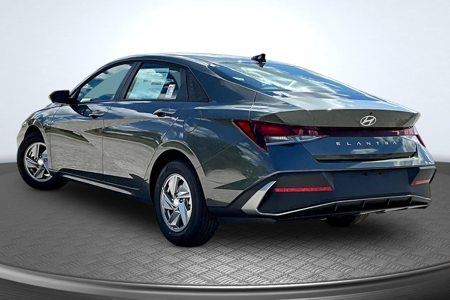 New 2026 Hyundai Elantra SE FWD image 3