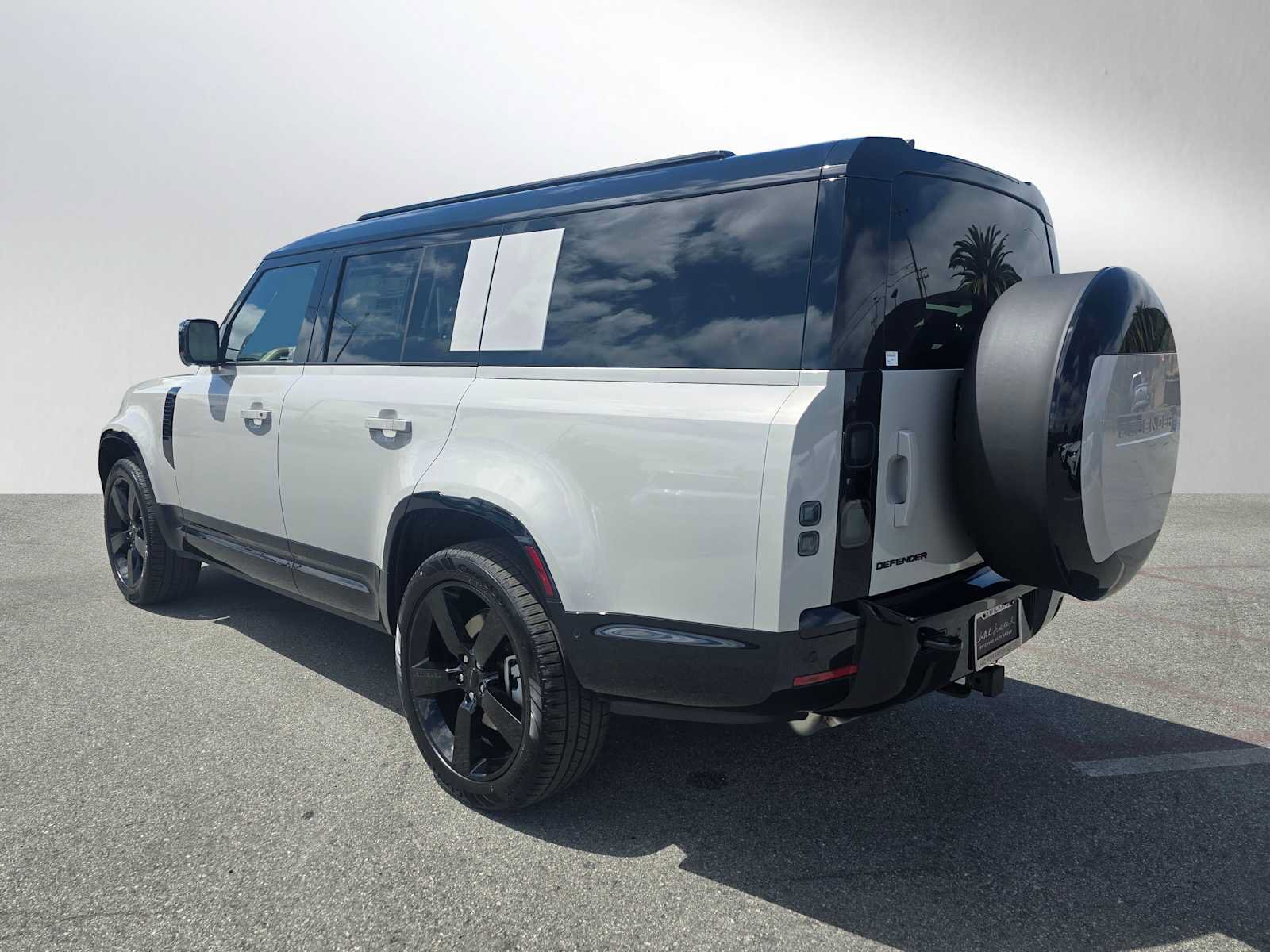 New 2026 Land Rover Defender 130 X-Dynamic SE AWD/4WD image 3
