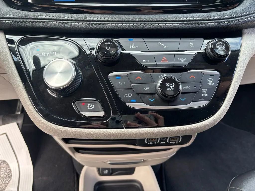 Used 2024 Chrysler Pacifica Limited FWD image 16