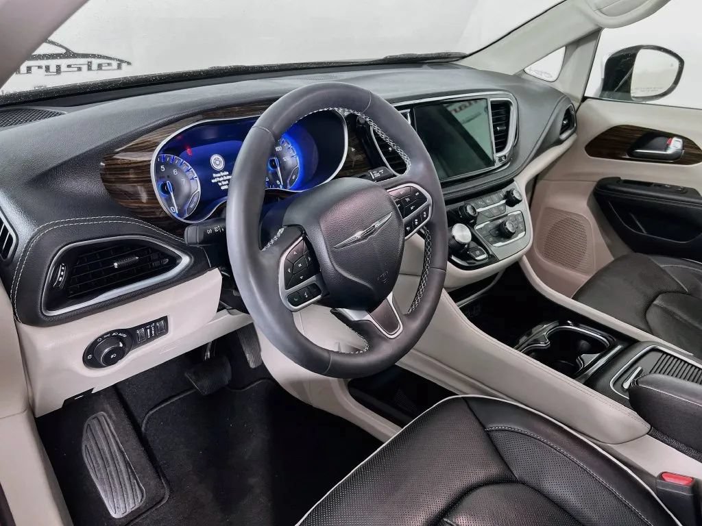 Used 2023 Chrysler Pacifica Limited FWD image 10