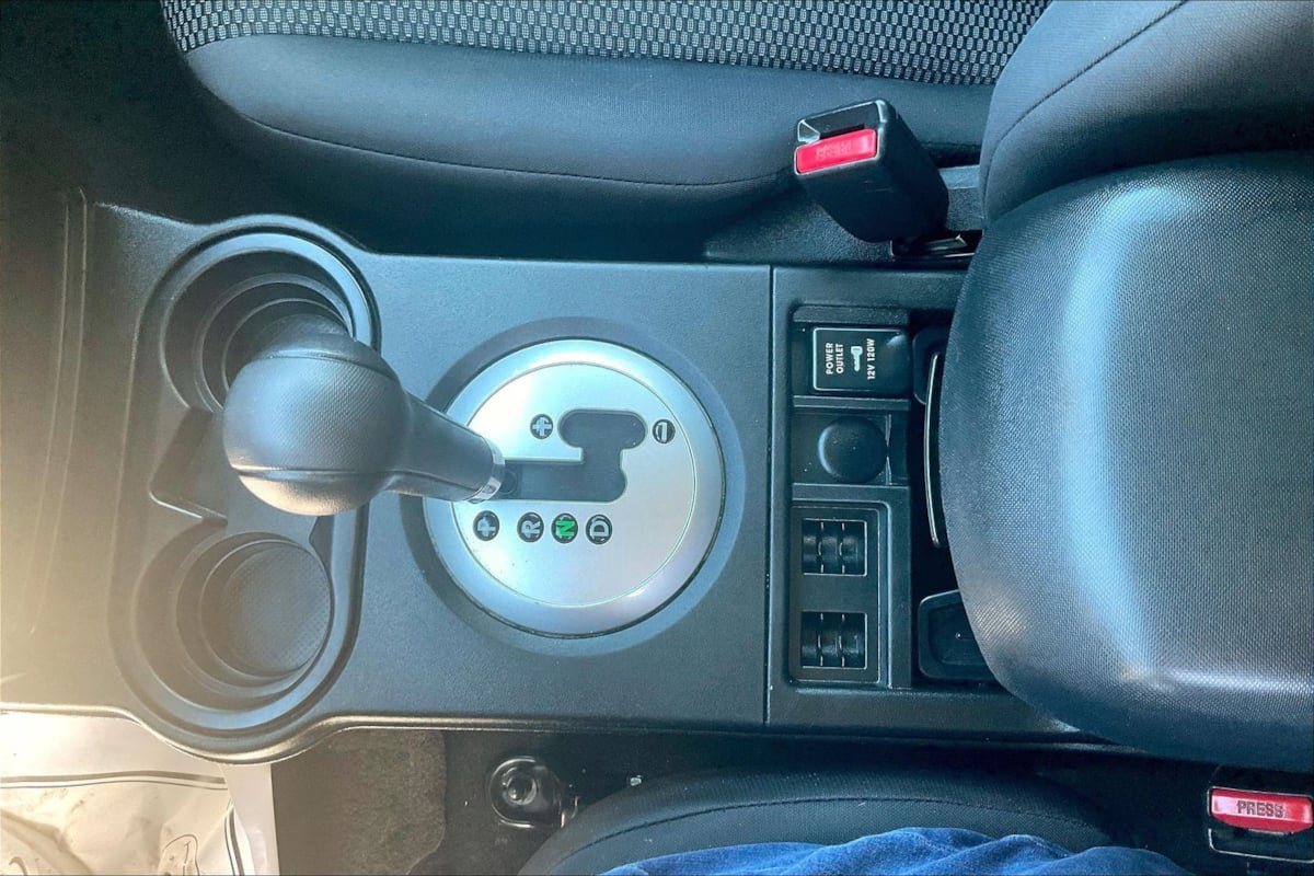 Used 2011 Mitsubishi Endeavor LS AWD/4WD image 10
