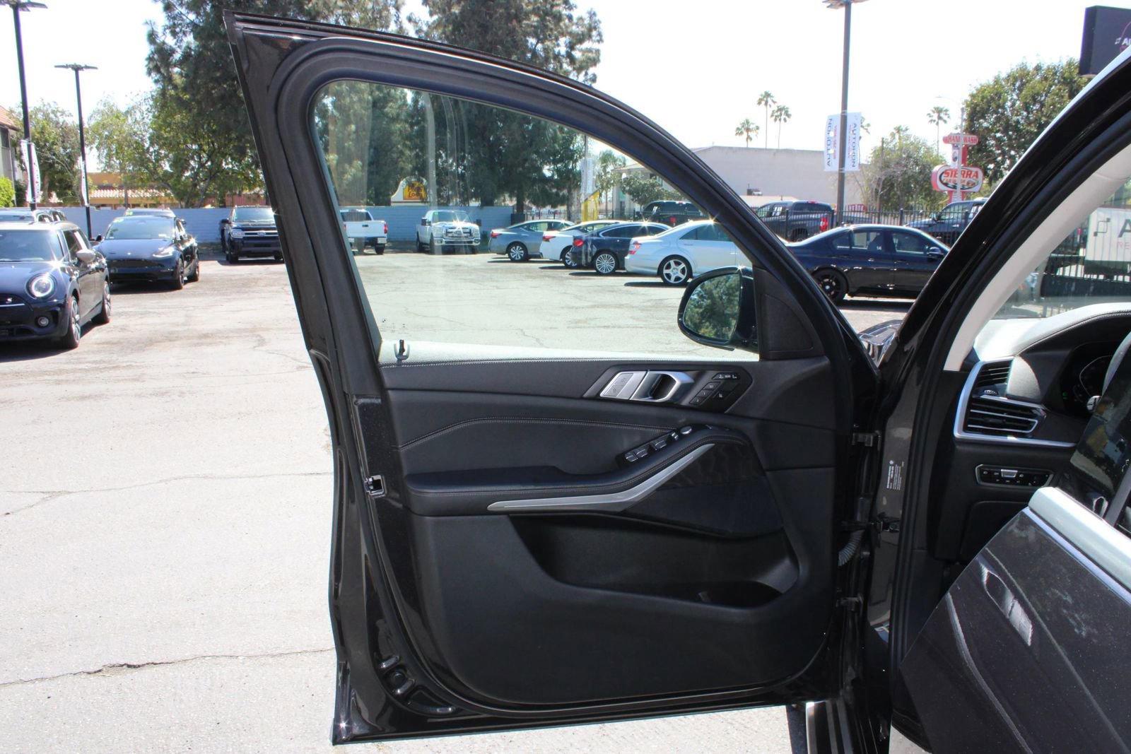 Used 2022 BMW X7 xDrive40i w/ Premium Package image 5