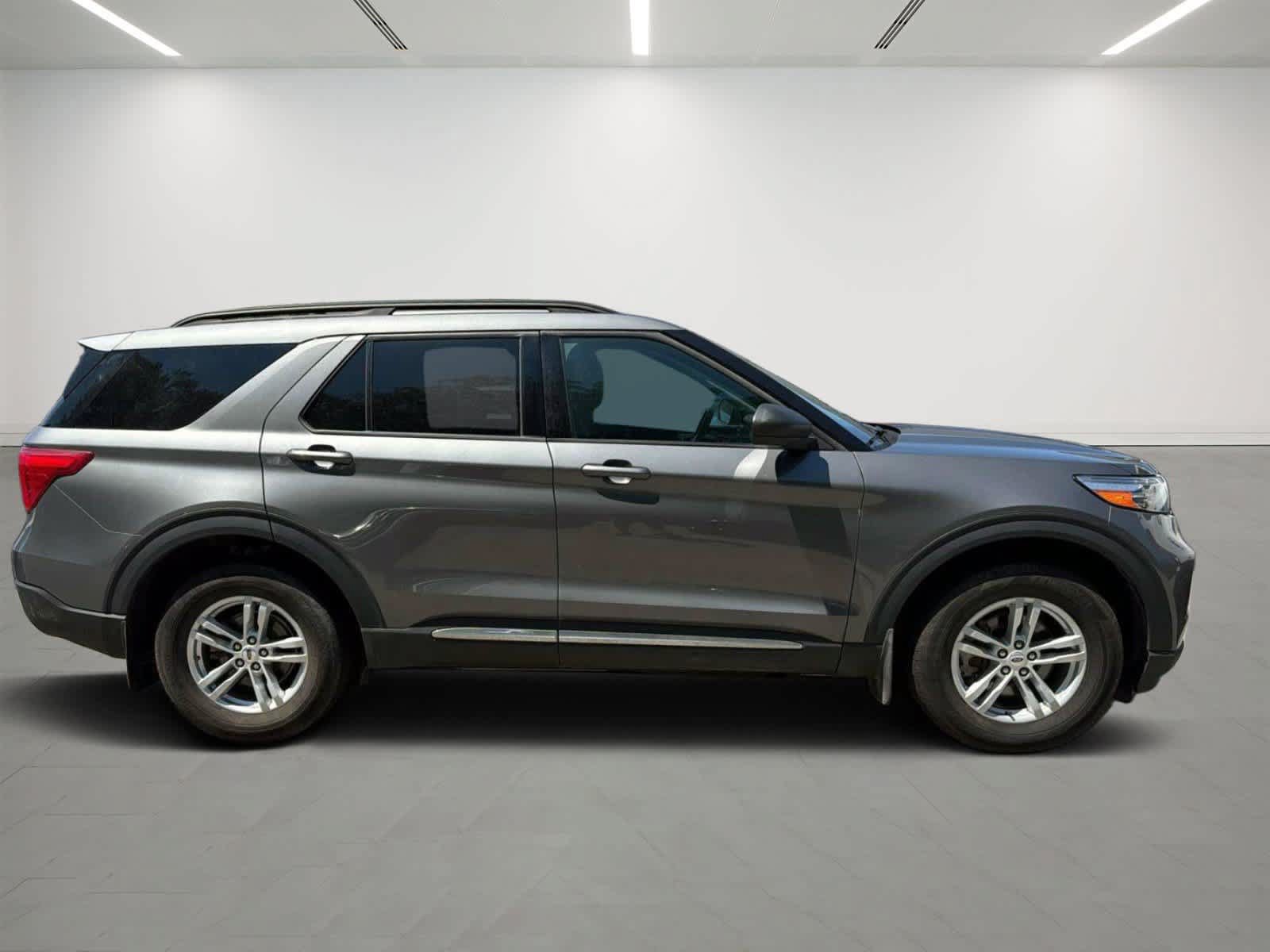 Used 2023 Ford Explorer XLT w/ Class IV Trailer Tow Package AWD/4WD image 4