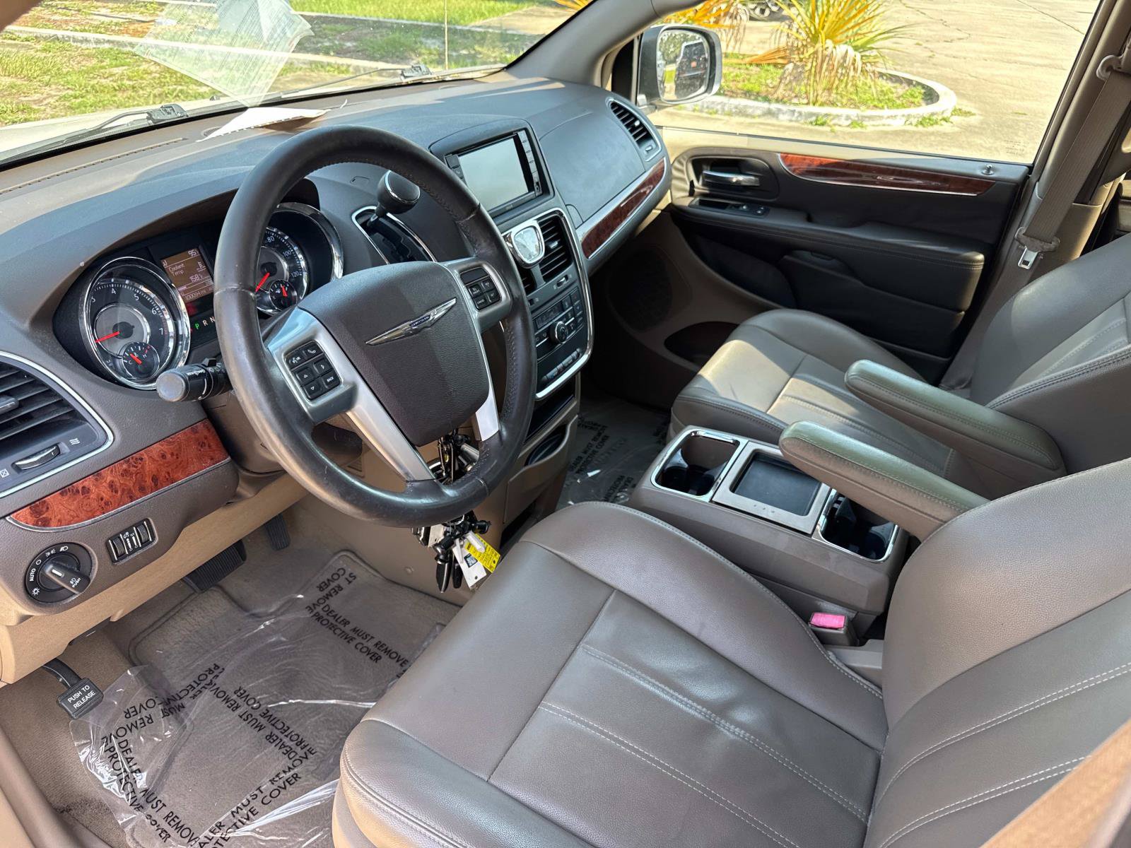 Used 2013 Chrysler Town & Country Touring FWD image 22