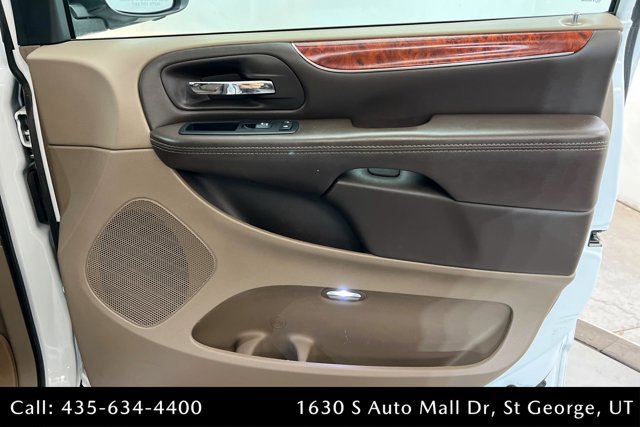 Used 2016 Chrysler Town & Country Touring-L FWD image 23