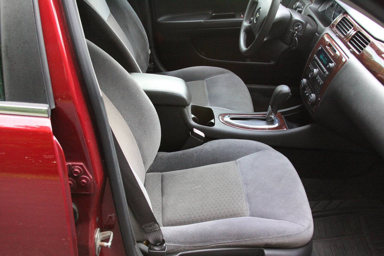 Used 2009 Chevrolet Impala LT FWD image 24