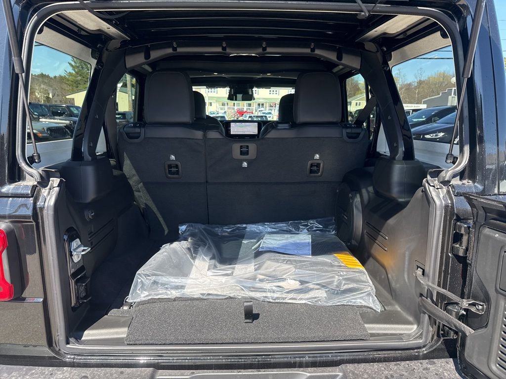 New 2026 Jeep Wrangler Sahara AWD/4WD image 25