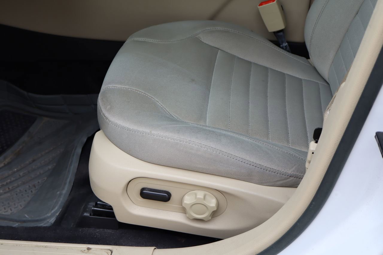 Used 2018 Ford Taurus SE FWD image 13
