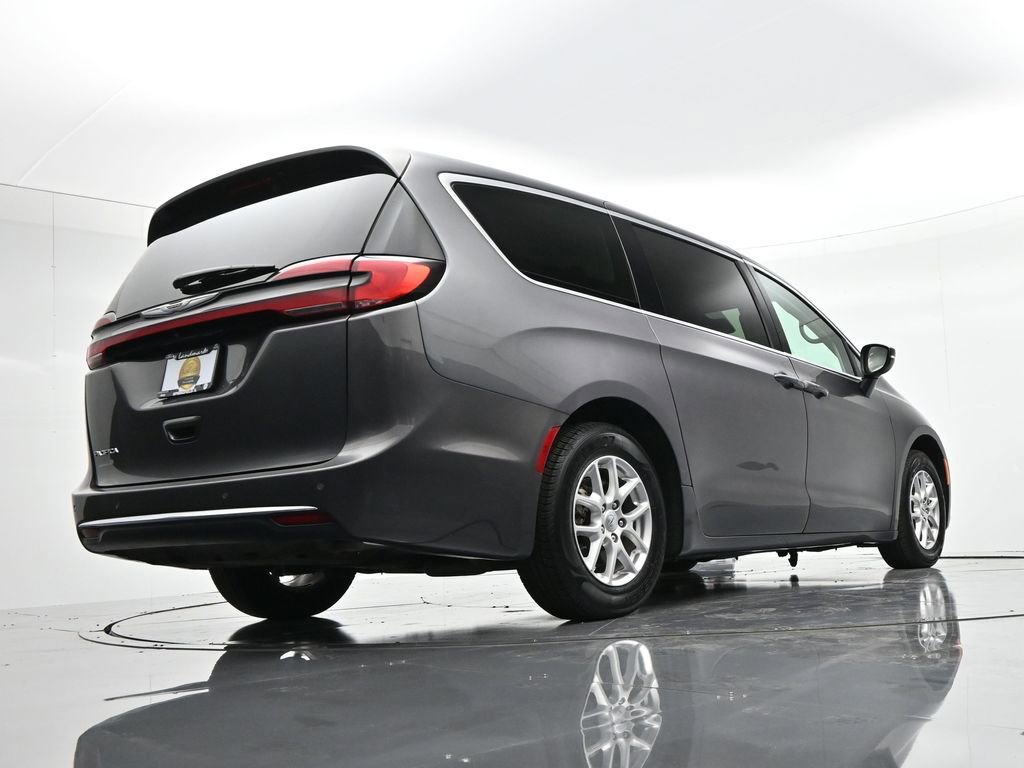 Used 2023 Chrysler Pacifica Touring-L image 36