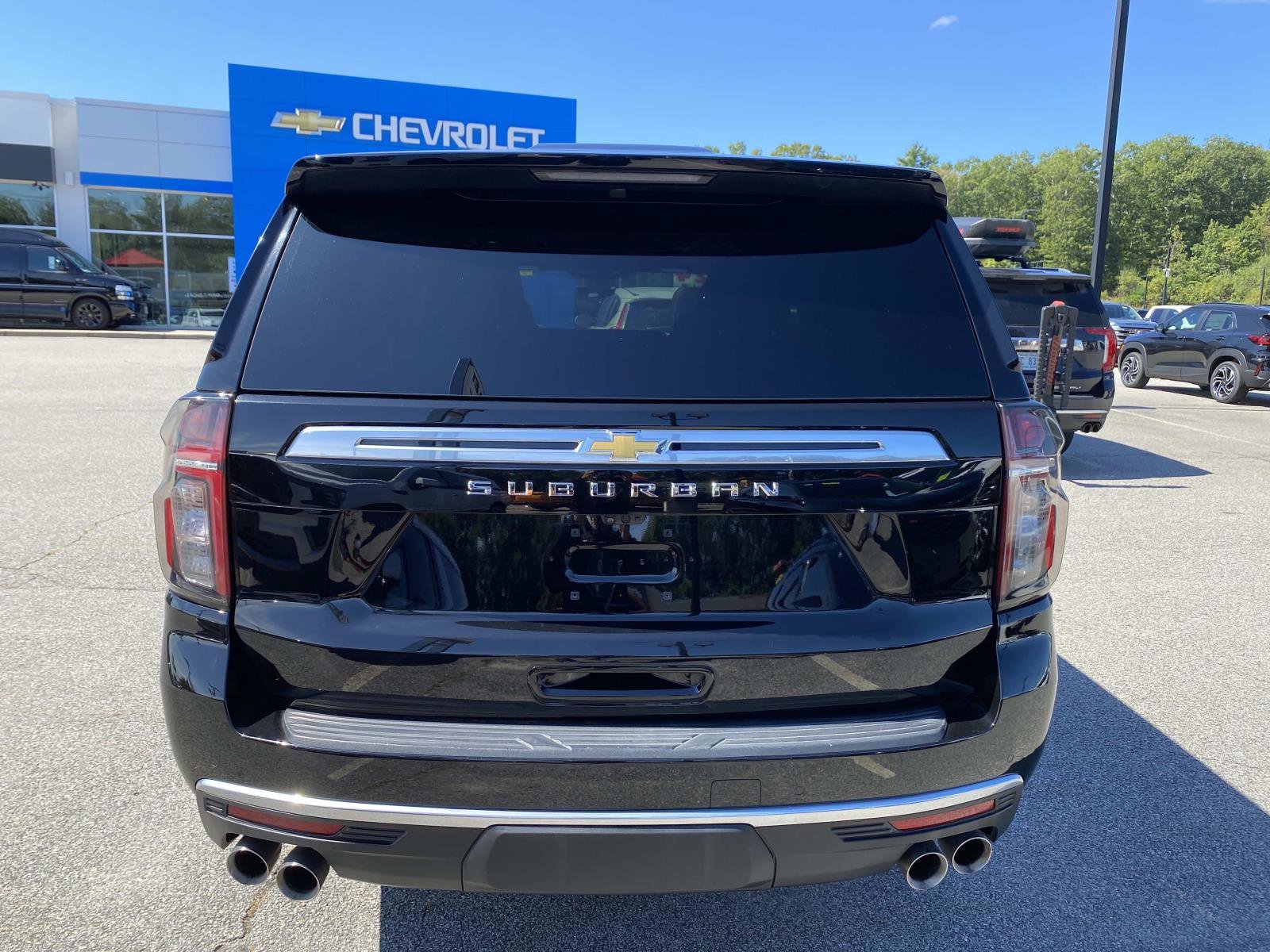 Used 2024 Chevrolet Suburban High Country w/ Premium Package 2 AWD/4WD image 4