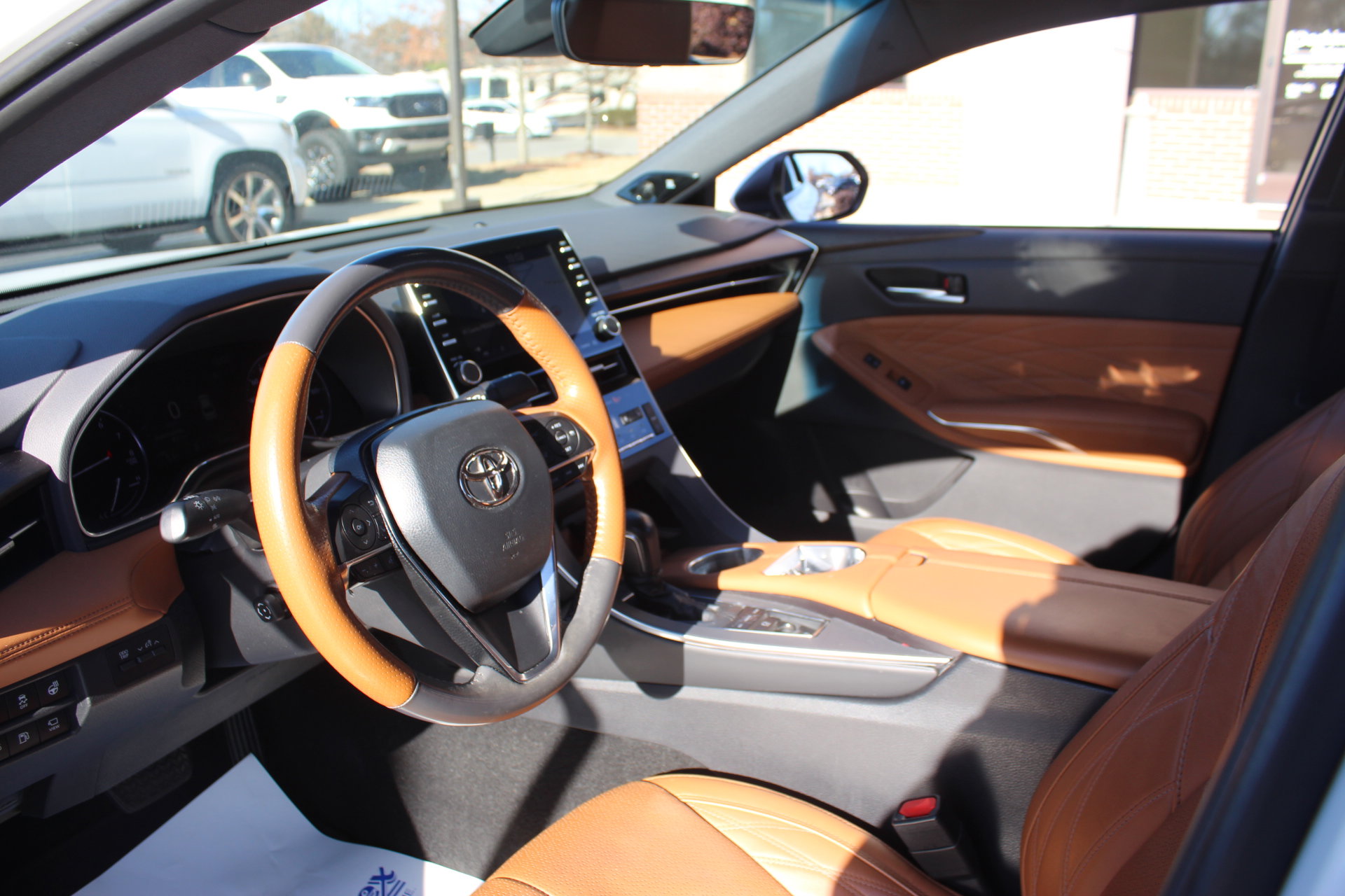 Used 2020 Toyota Avalon Limited image 14