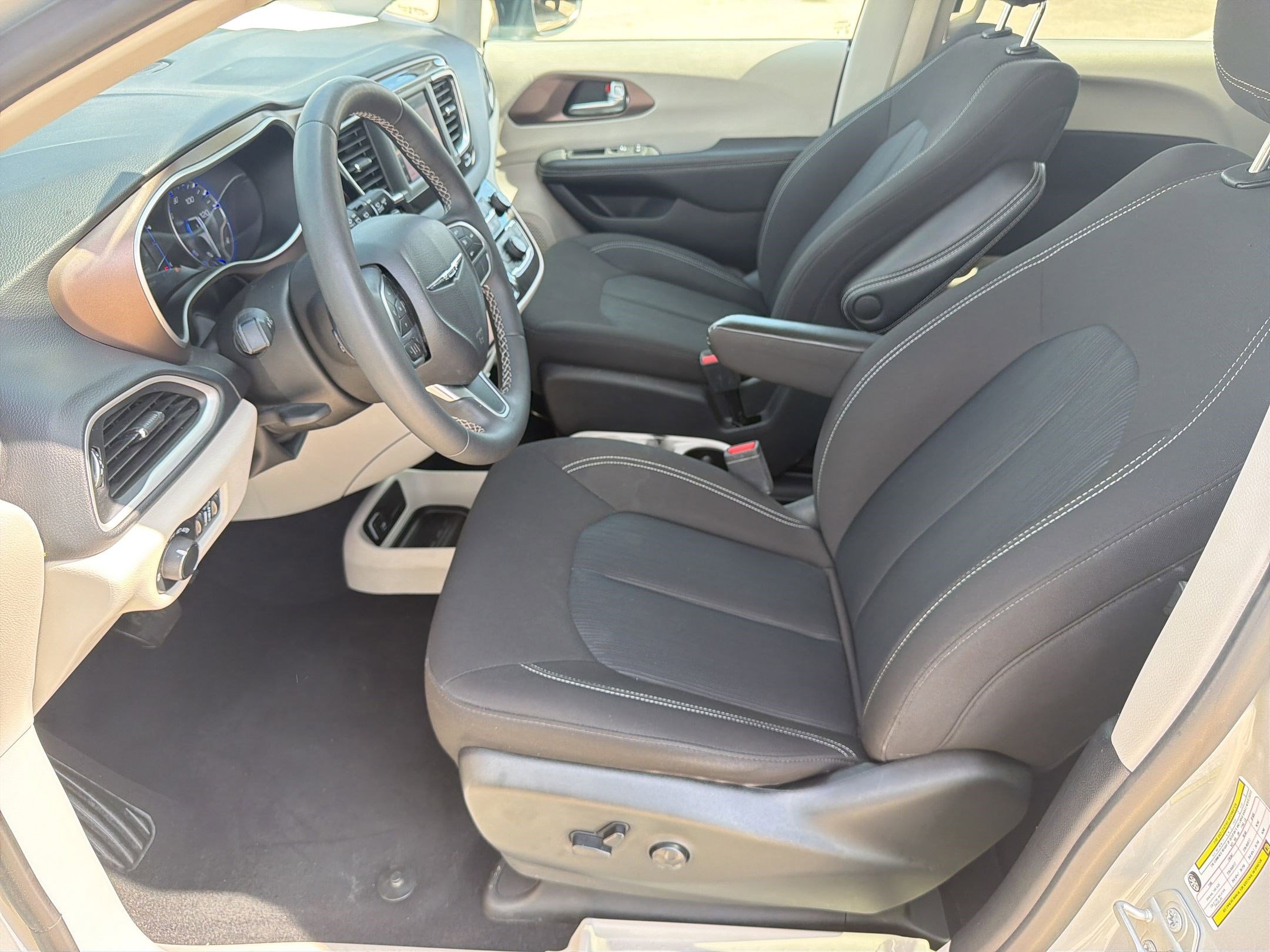 Used 2024 Chrysler Voyager LX image 5