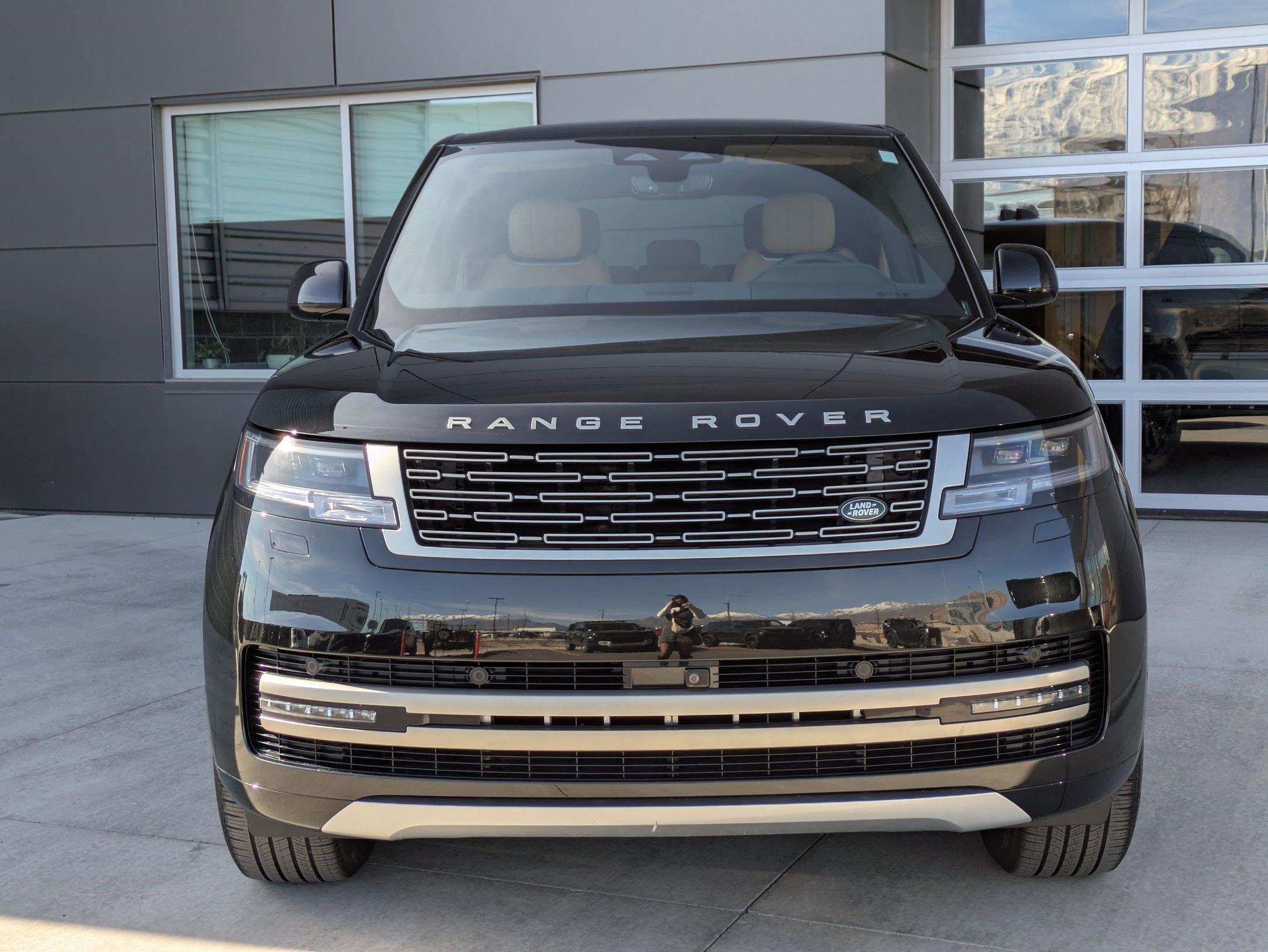 Certified 2025 Land Rover Range Rover SE image 2
