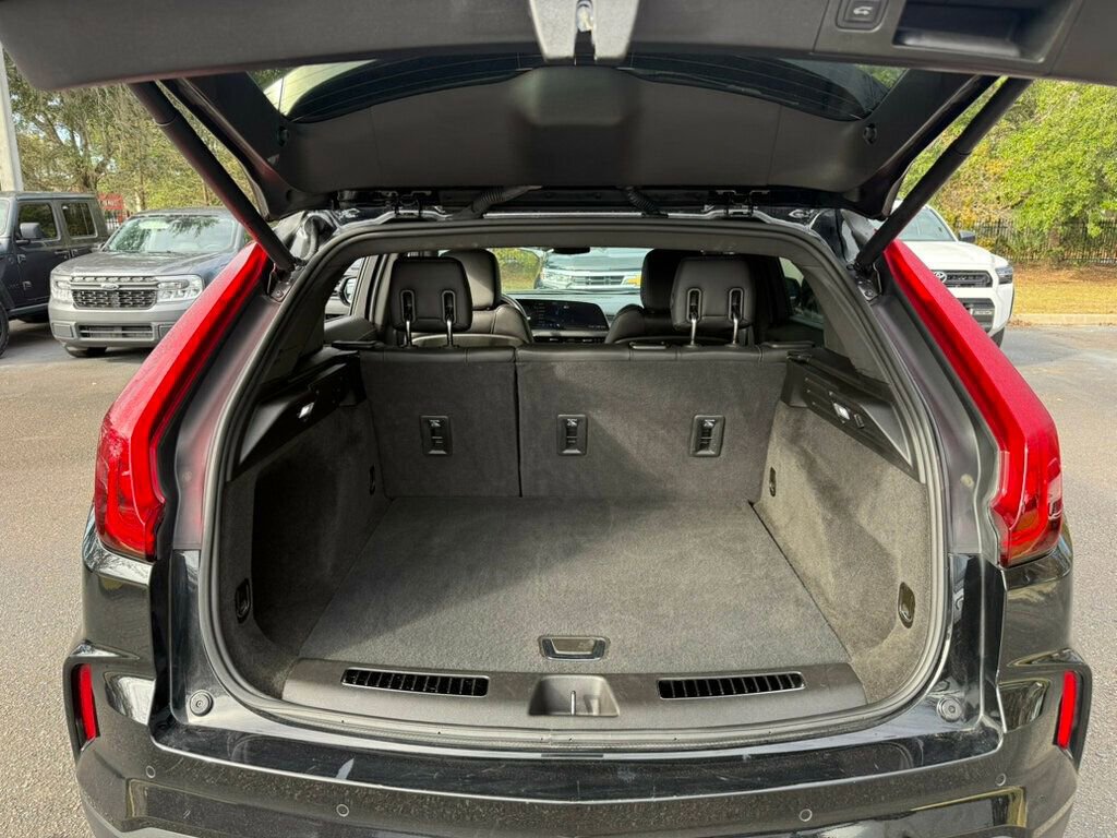 Used 2025 Cadillac XT4 Premium Luxury image 8