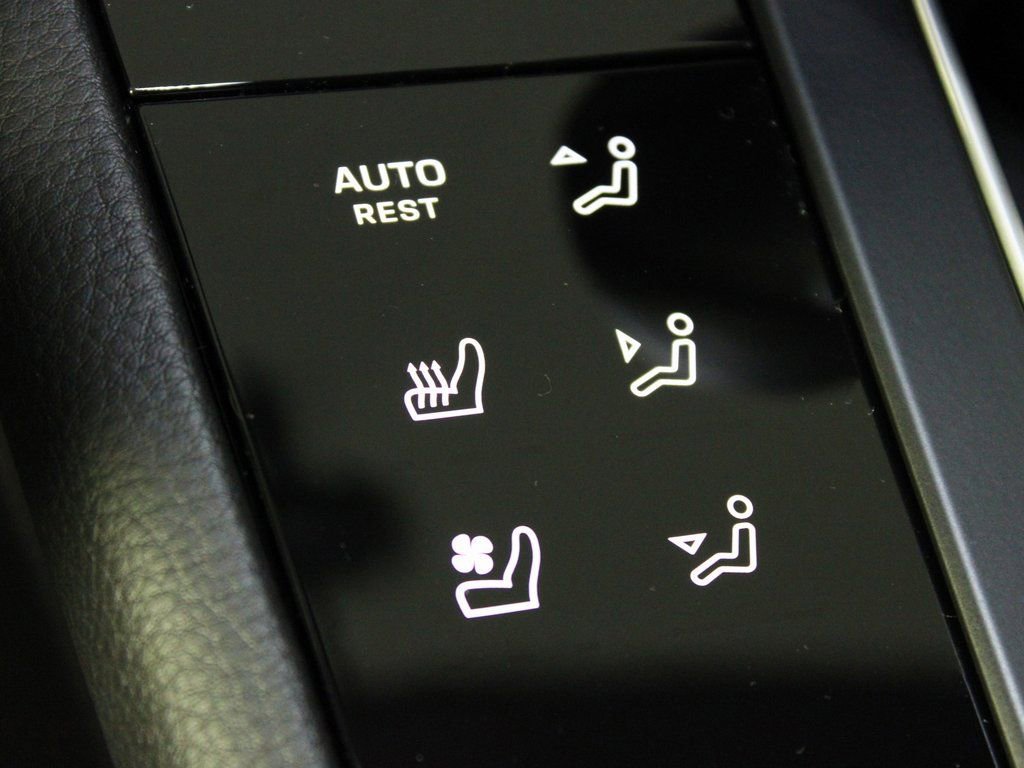 Certified 2025 Porsche Macan Turbo image 31