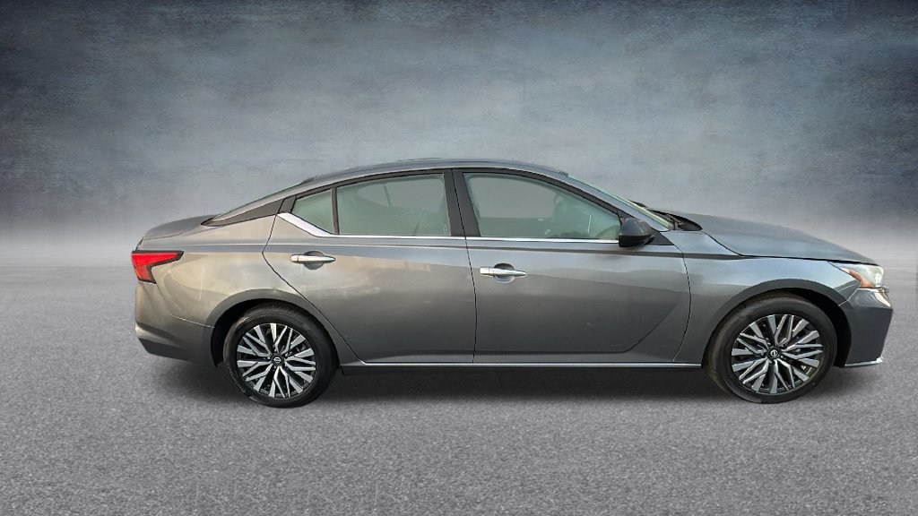 Used 2025 Nissan Altima 2.5 SV FWD image 12