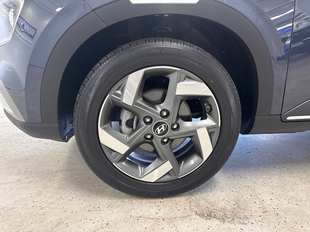 Used 2024 Hyundai Venue Limited FWD image 11