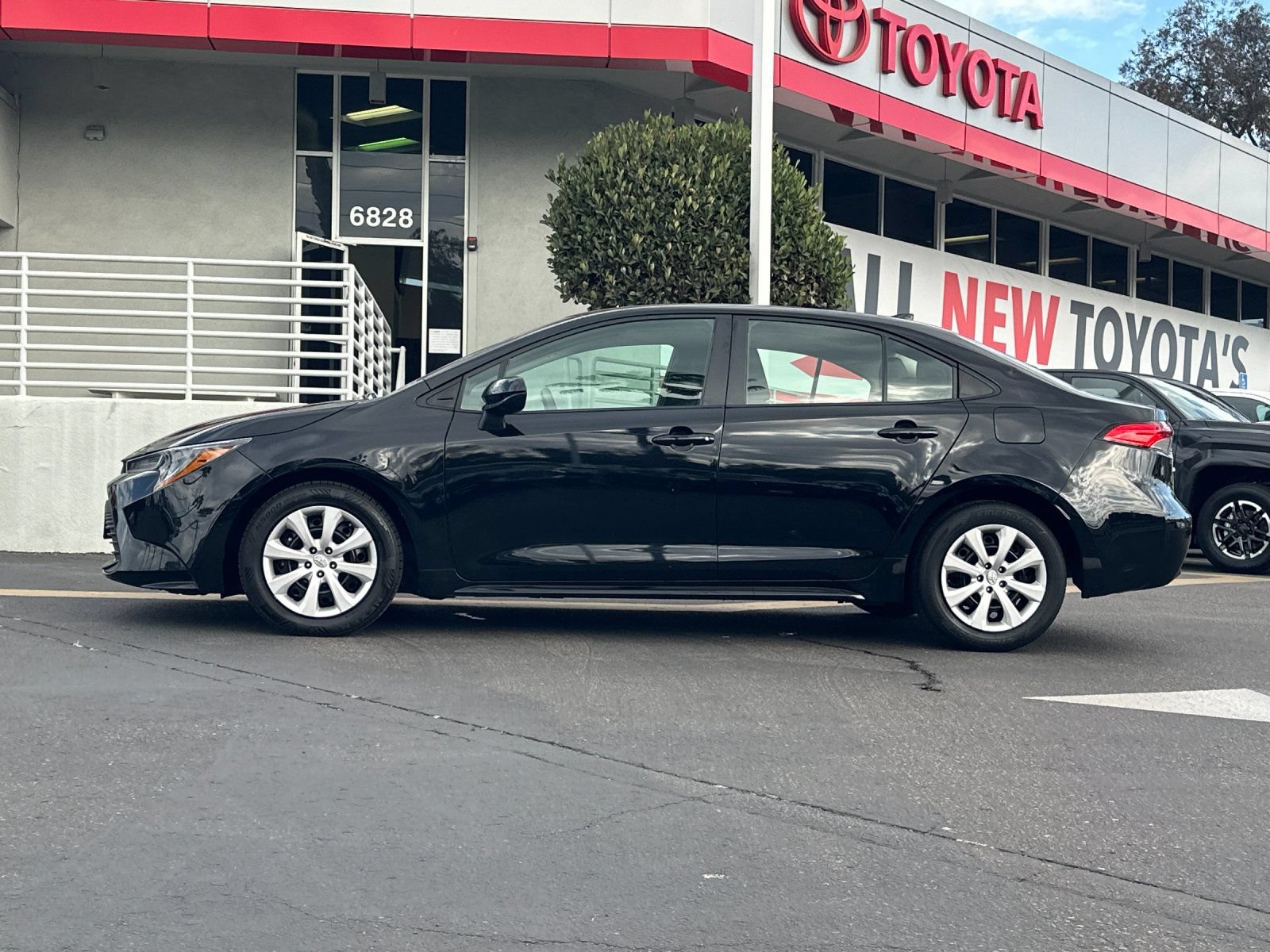 Used 2025 Toyota Corolla LE FWD image 2